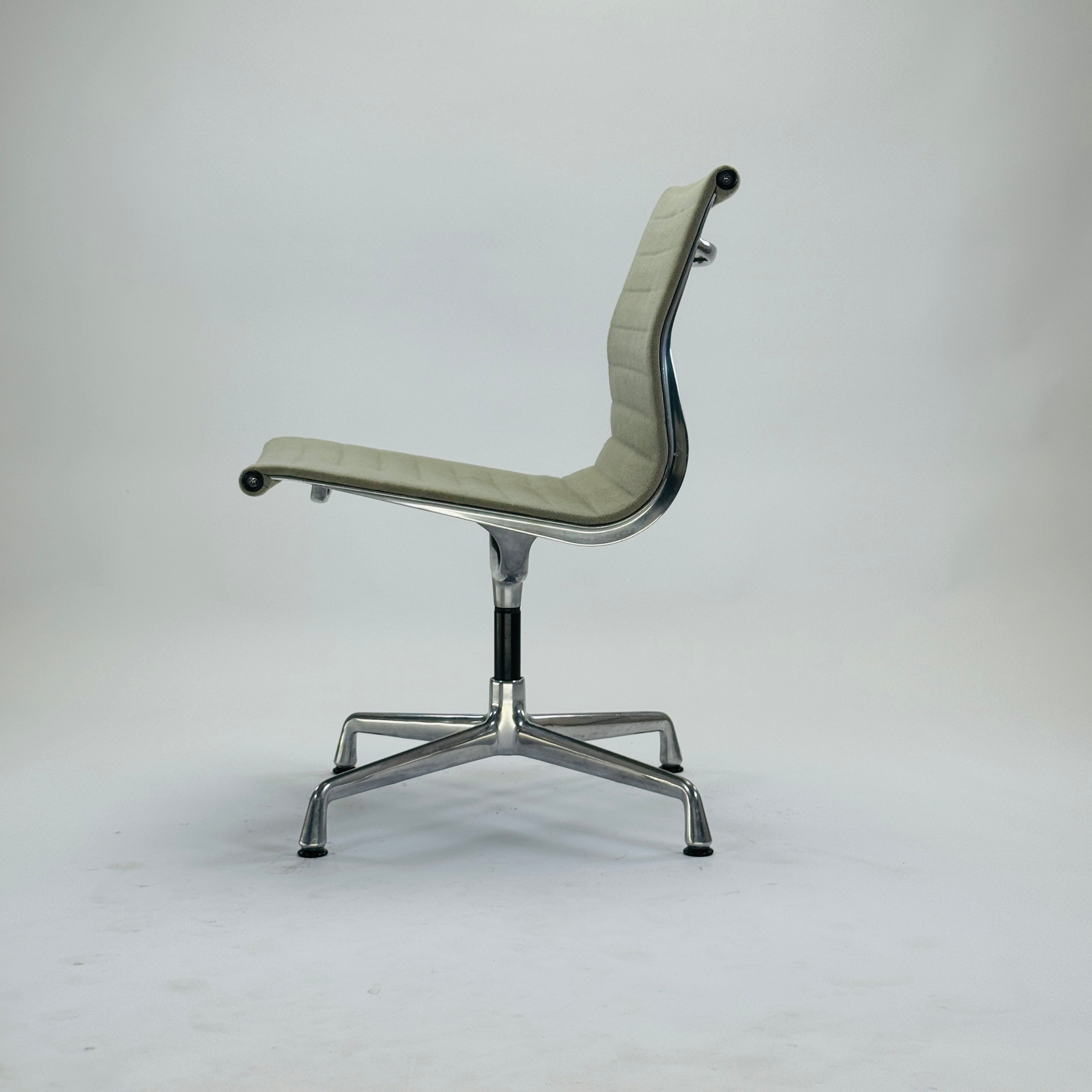 EA 105 Chair Aluminium Hellgrün