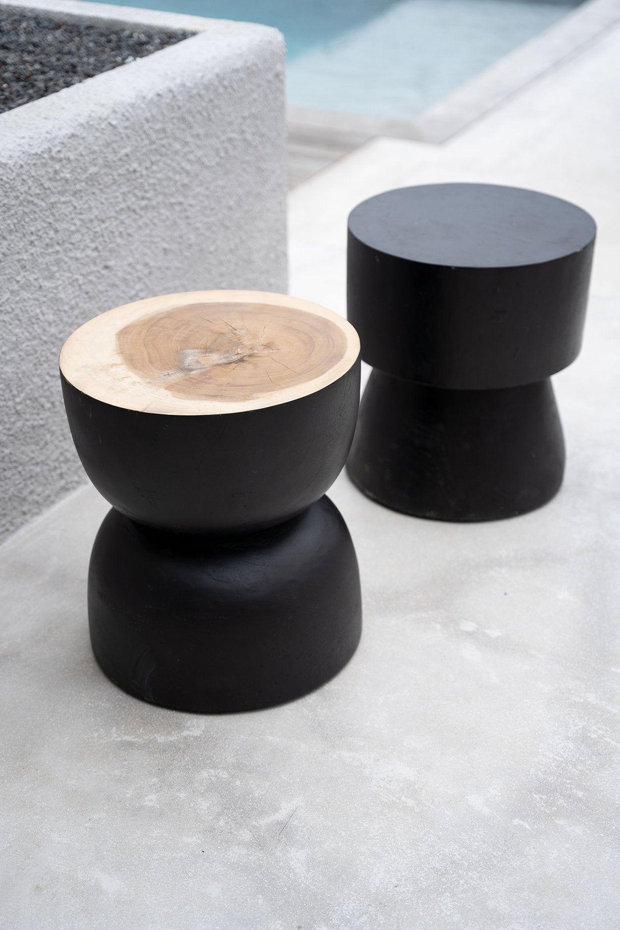 Der Karbun Hocker Schwarz Natur  ø50cm