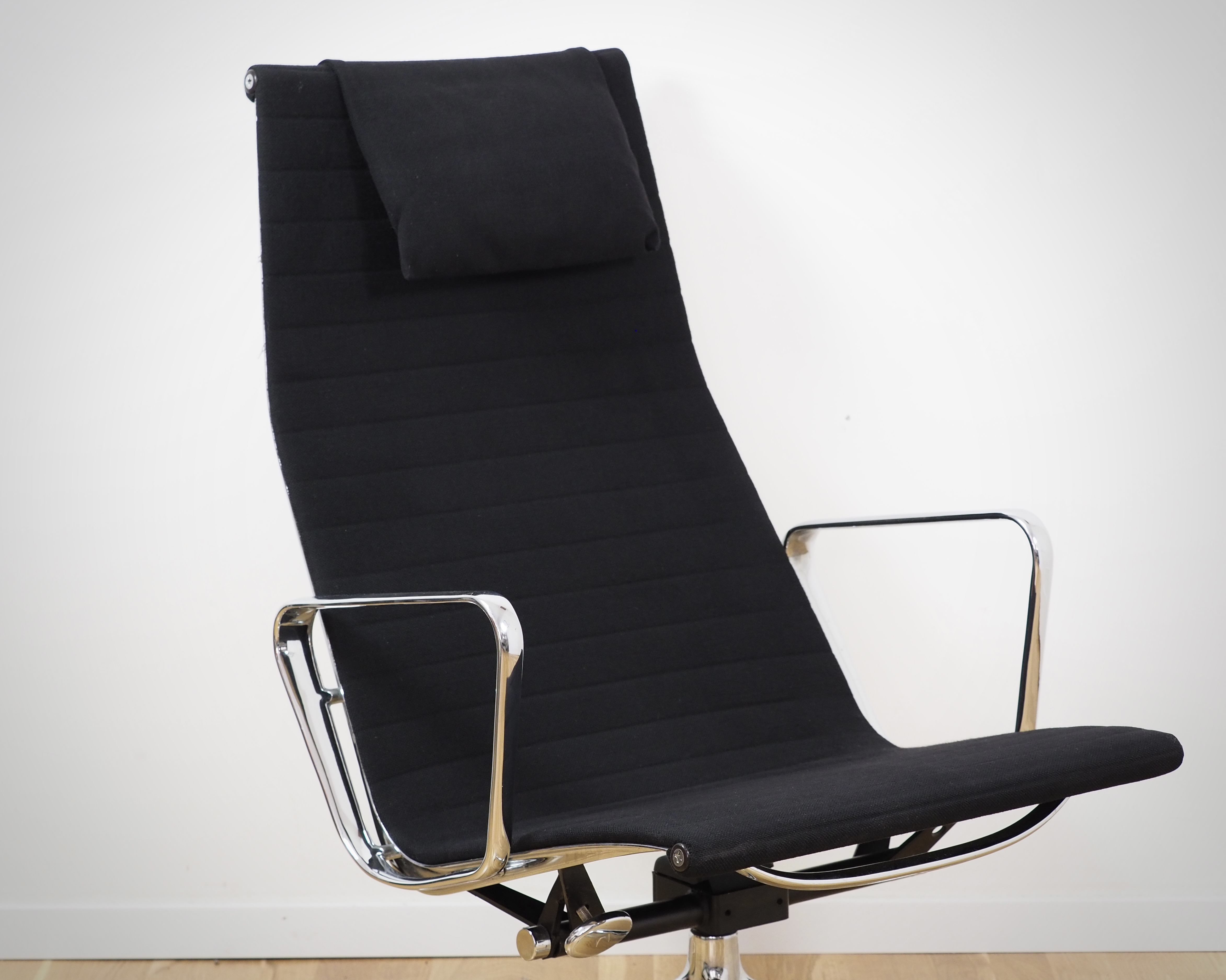 Aluminium Chair EA 124 & EA 125 Hopsack Schwarz