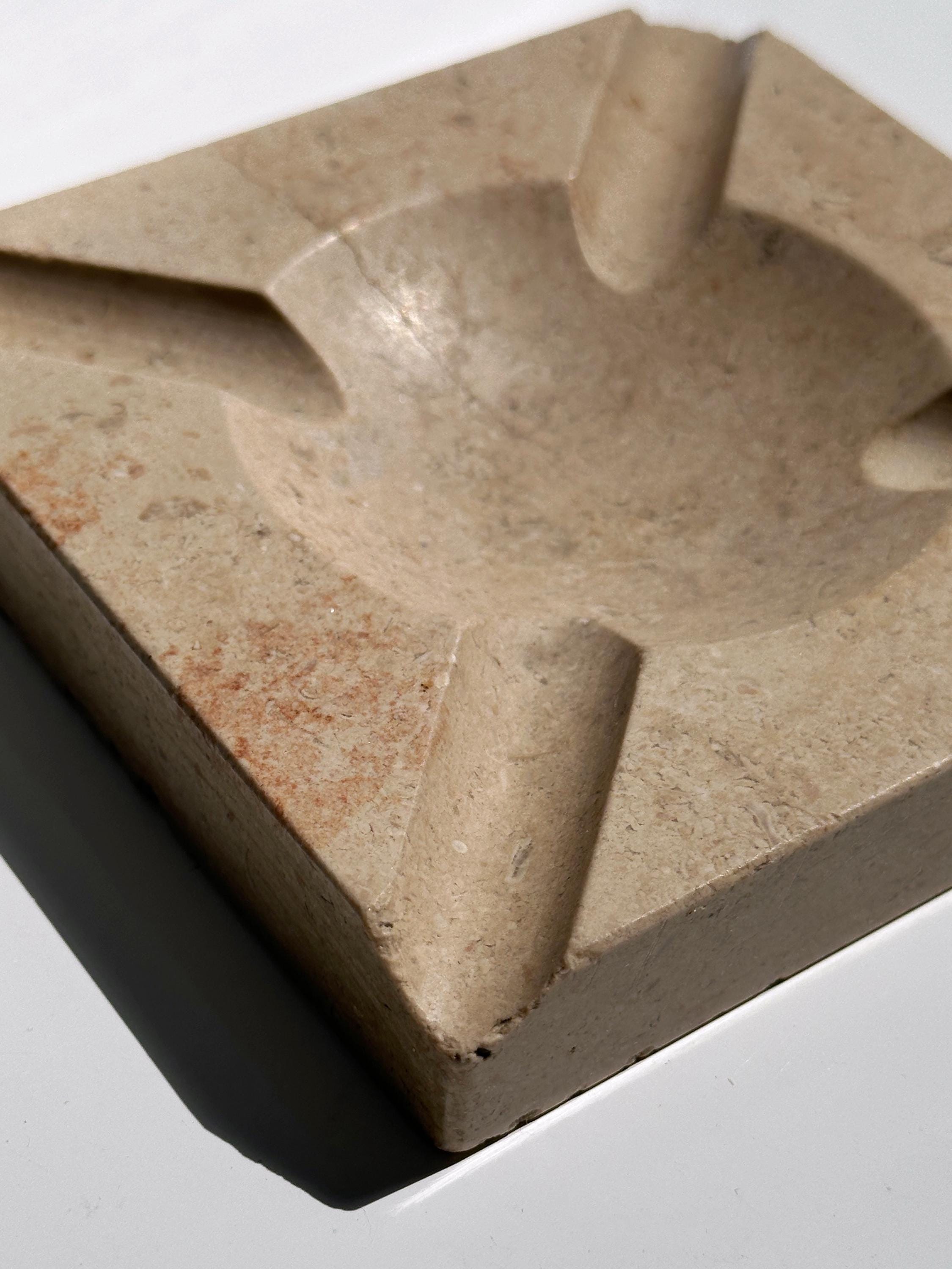 Portacenere vintage in travertino beige anni '70