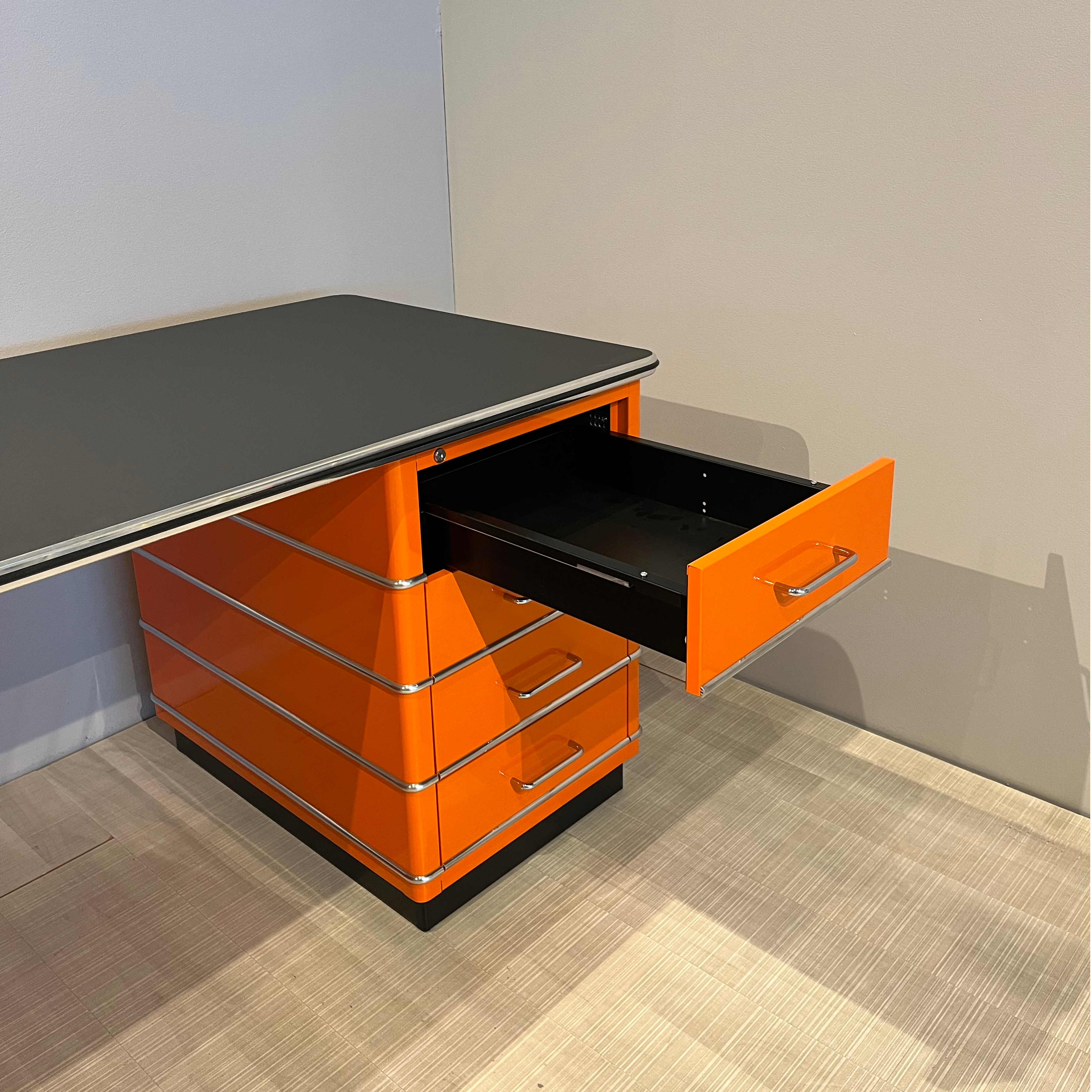 Classic Line Schreibtisch TB 229 Stahl Orange
