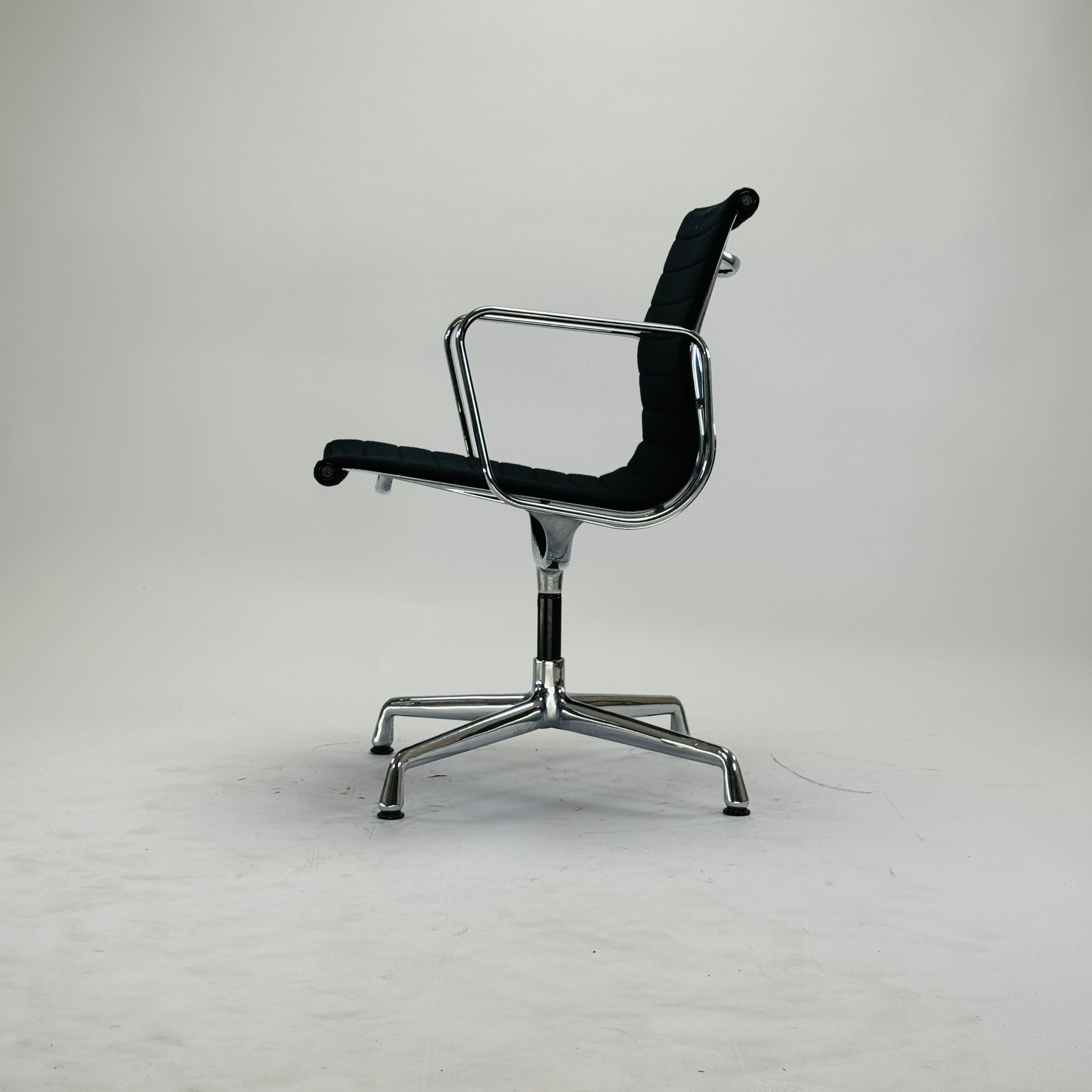 Eames EA 108 Aluminium Chair Schwarz