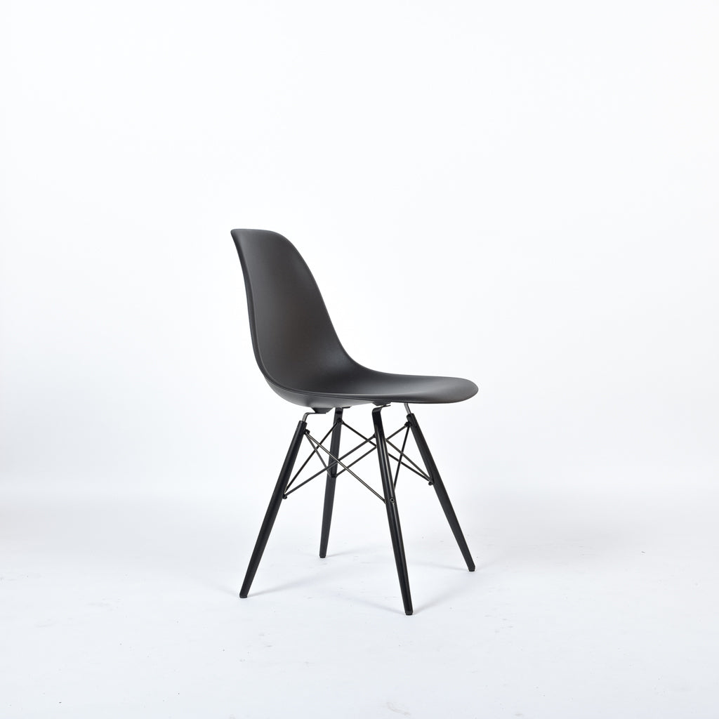 Eames Plastic Side Chair DSW Schwarz