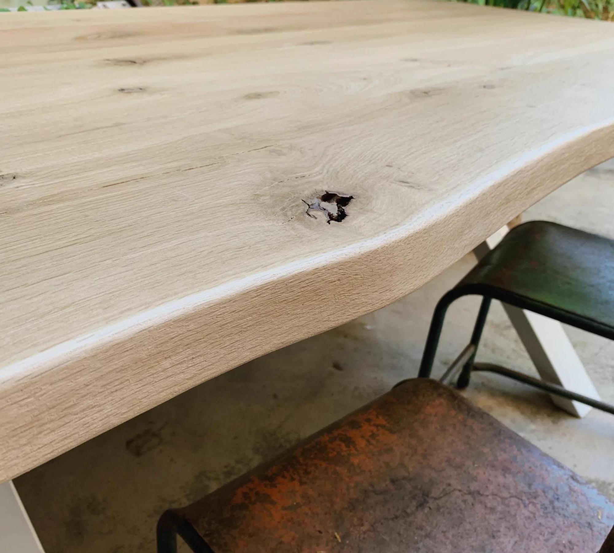 Holz-Esstisch mit weißem x-Förmigem Metallgestell