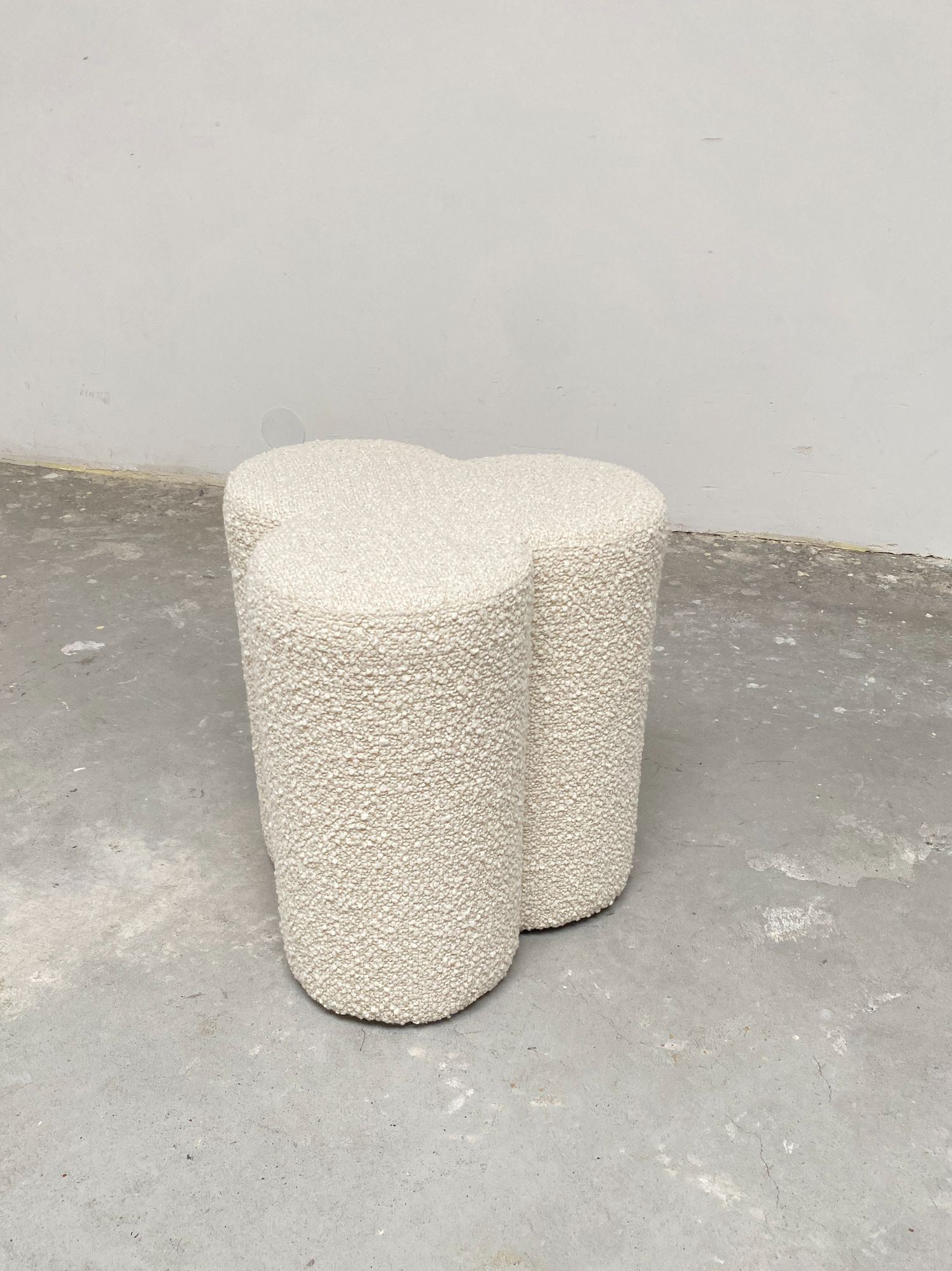 Clover Hocker Creme