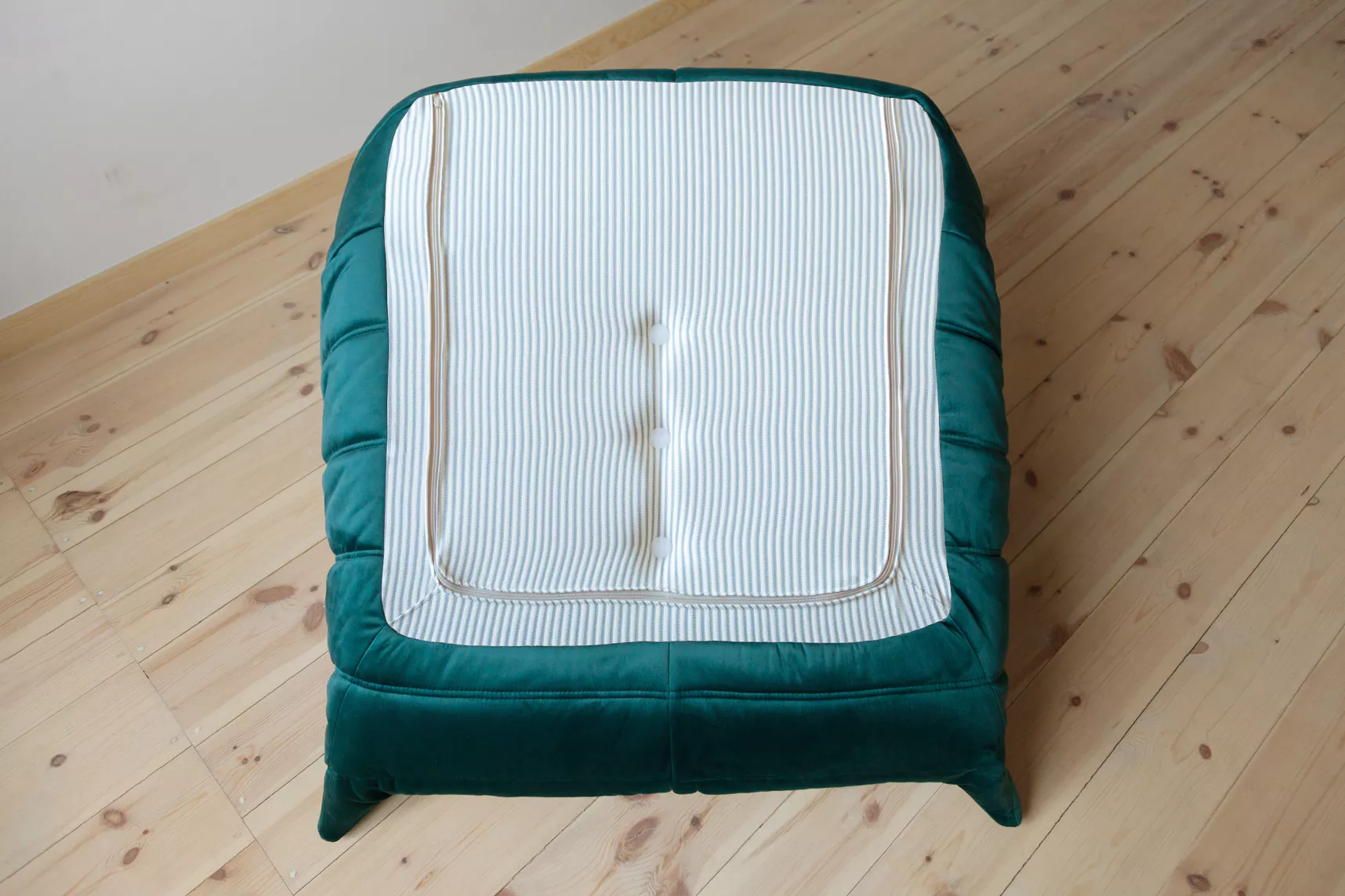 Set poltrona e pouf Togo velluto petrolio