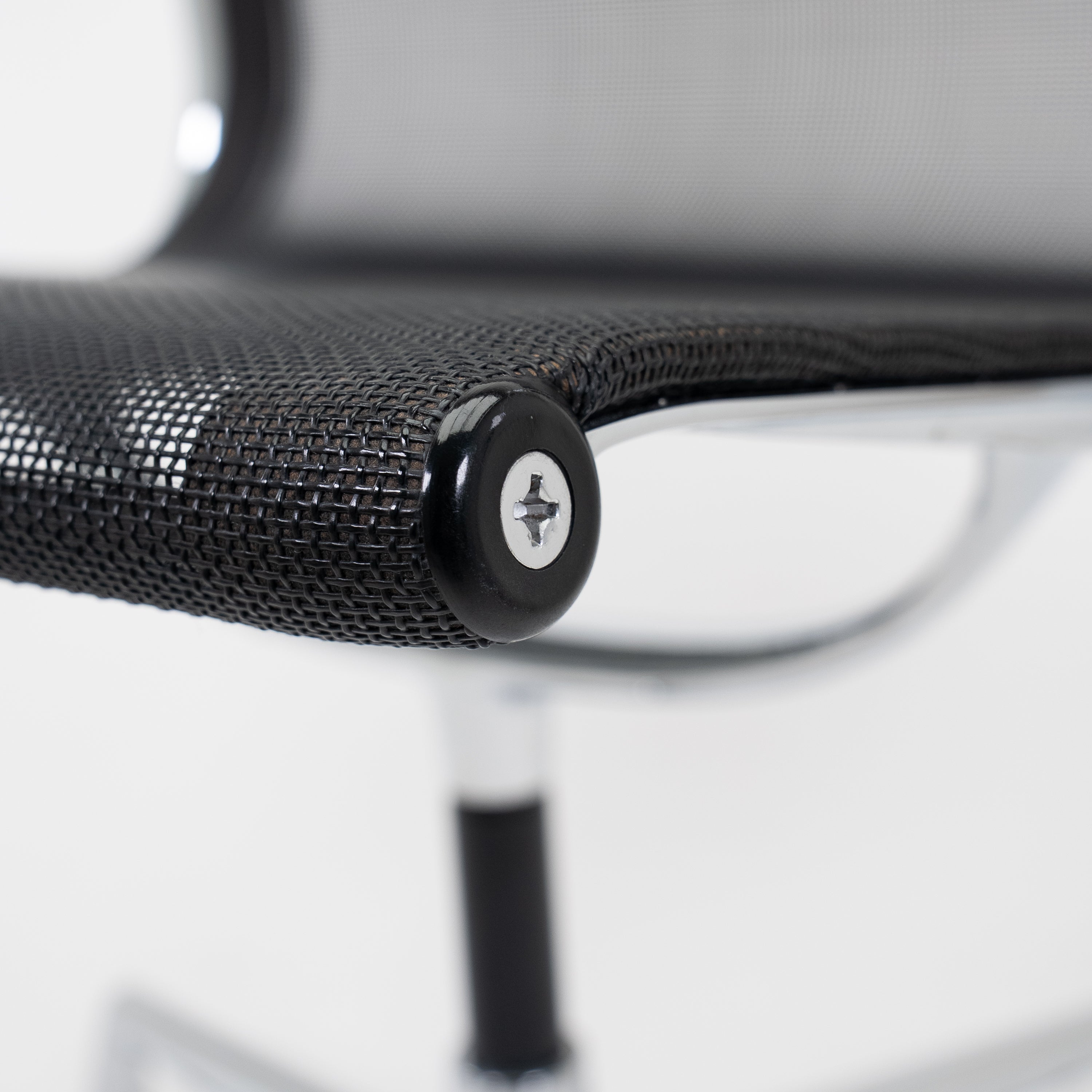 EA108 Bürostuhl Schwarz von Vitra