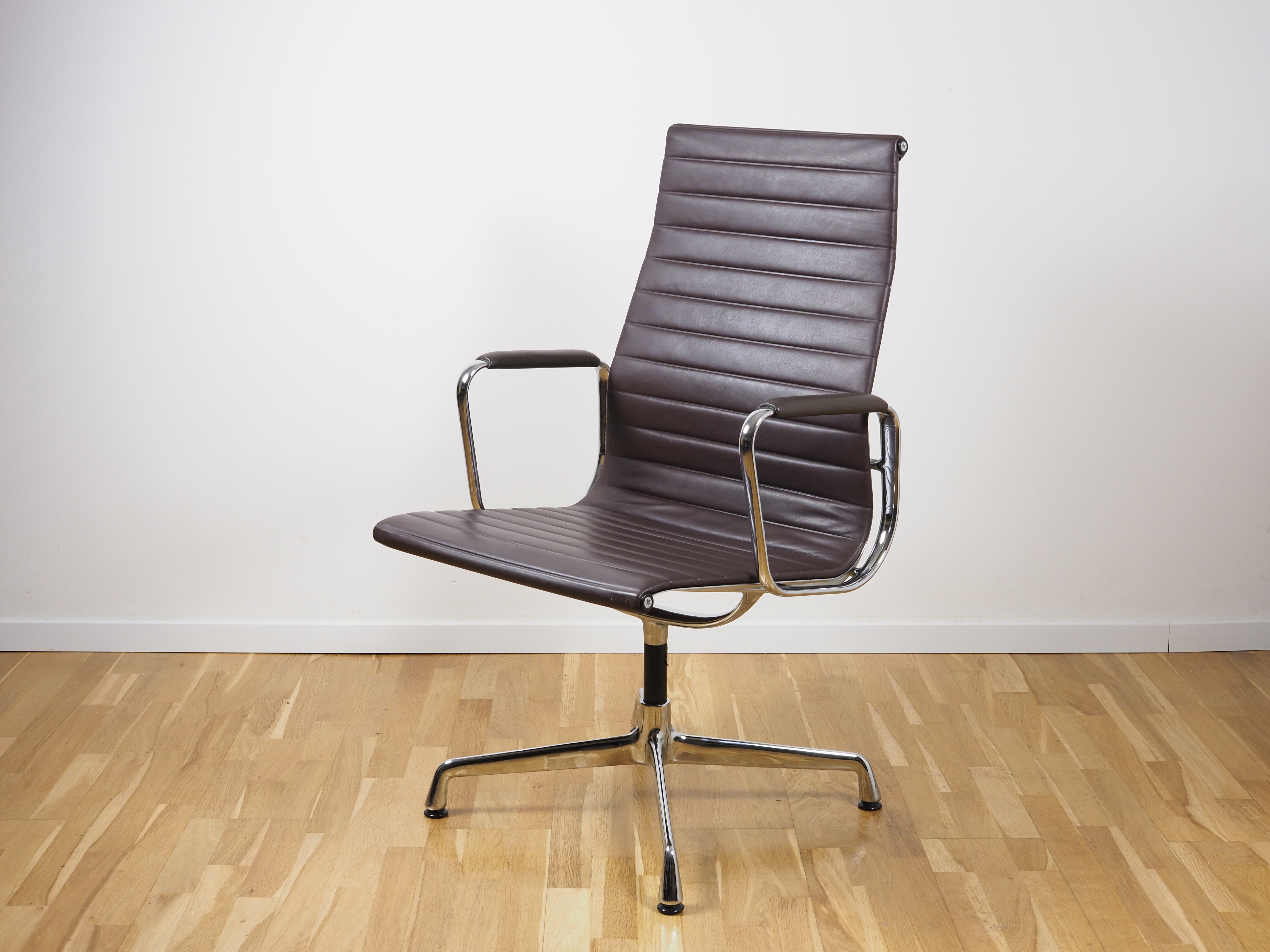 Aluminium Chair EA 112 Drehbar Leder Braun