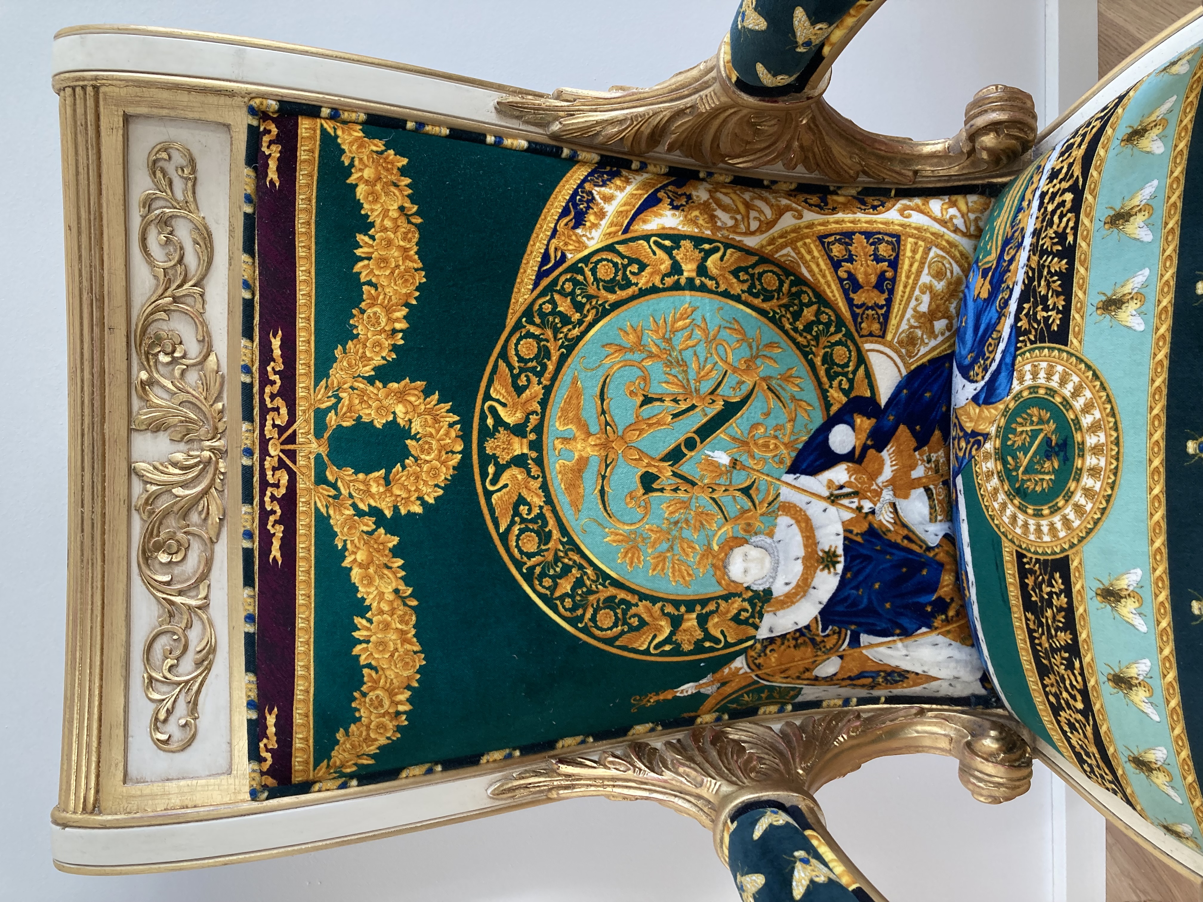 Vanitas Armlehnsessel mit Fußhocker