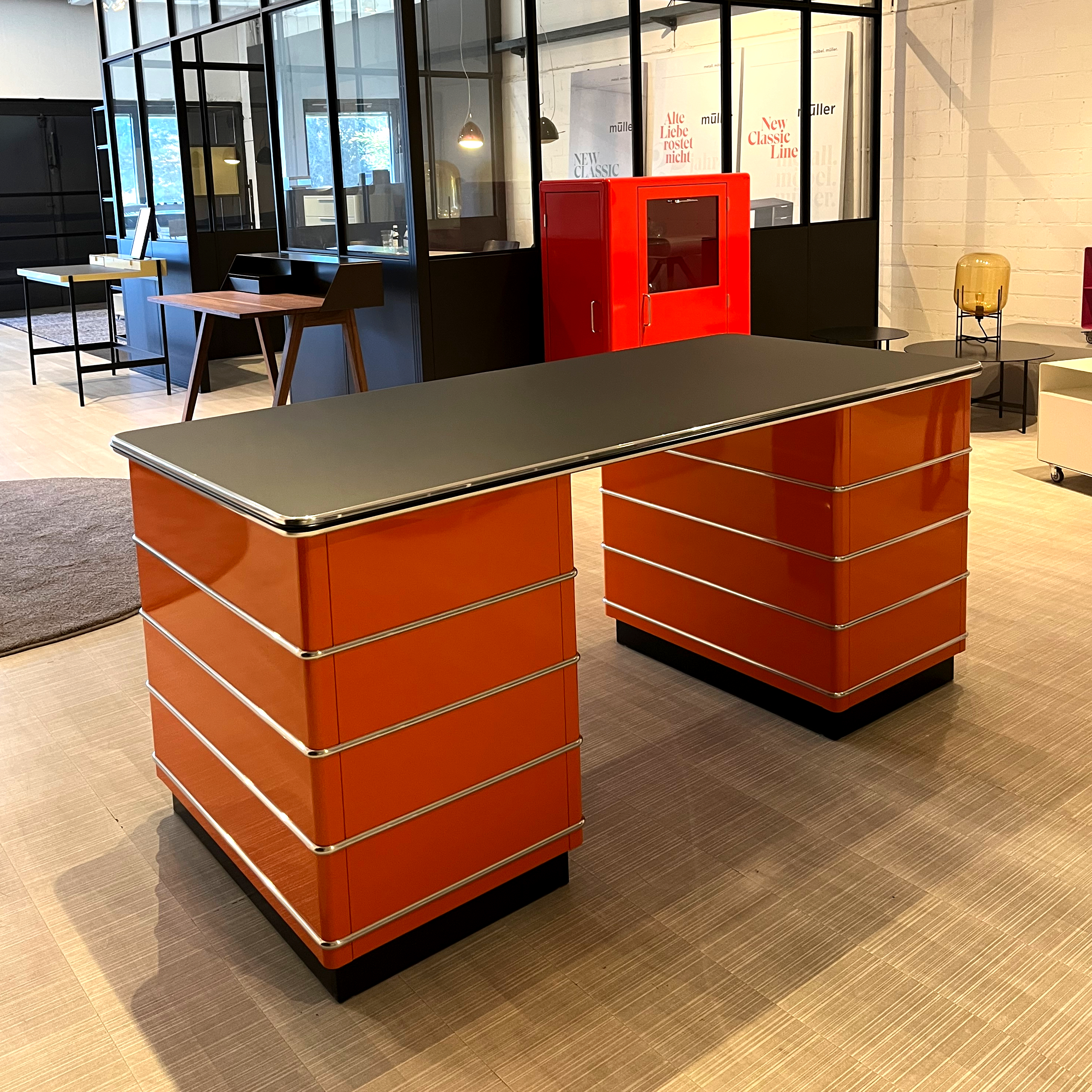 Classic Line Schreibtisch TB 229 Stahl Orange