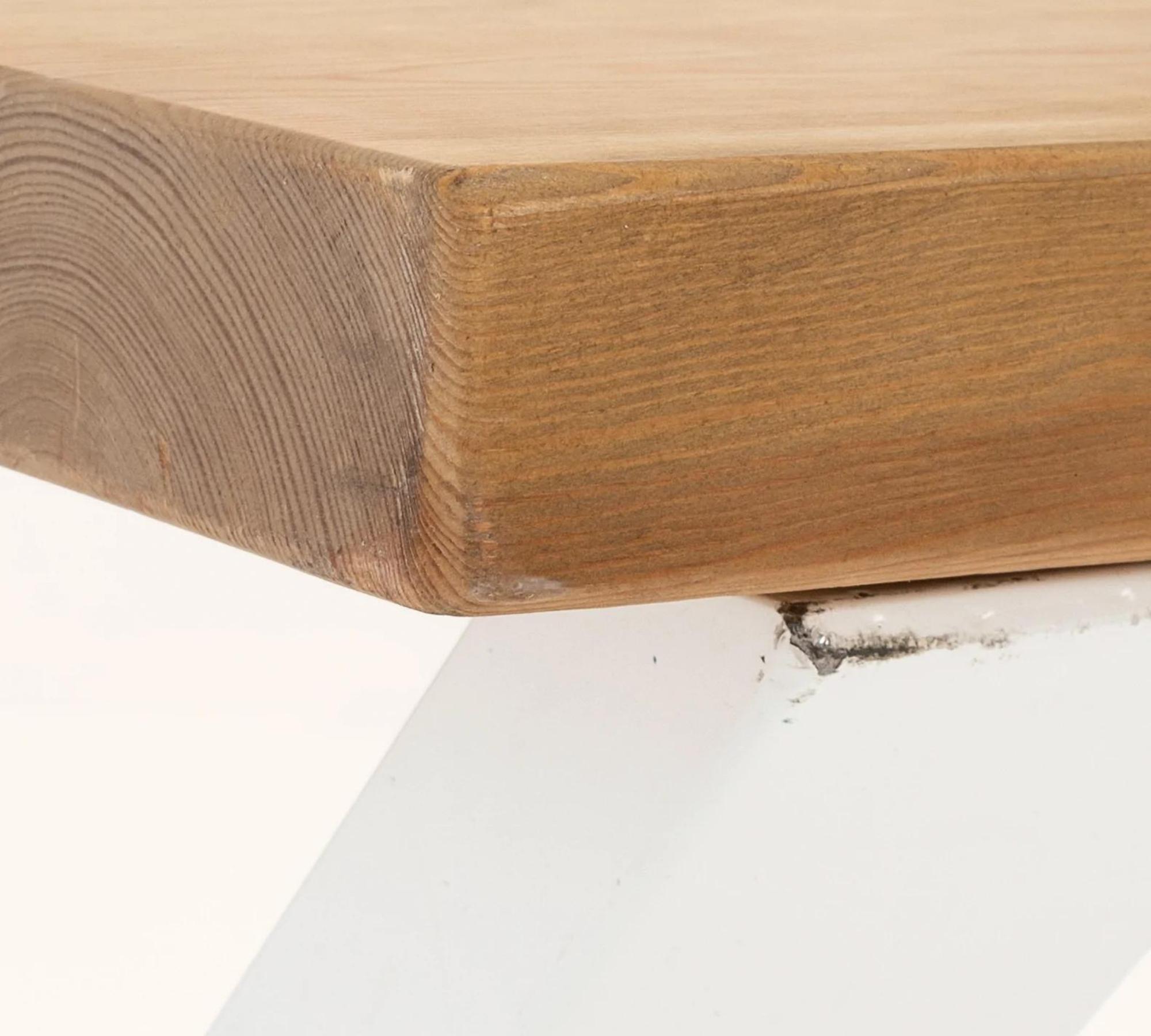 Holz-Esstisch mit weißem x-Förmigem Metallgestell