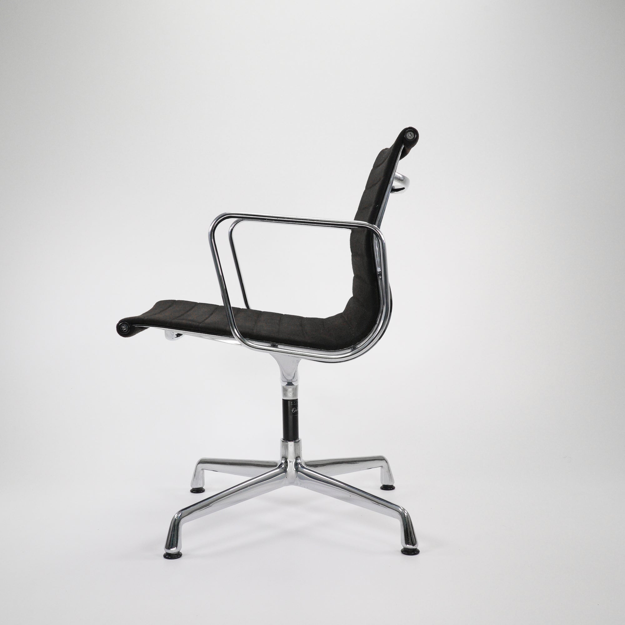 Vitra EA107 Chair Chrom Hopsack Schwarz