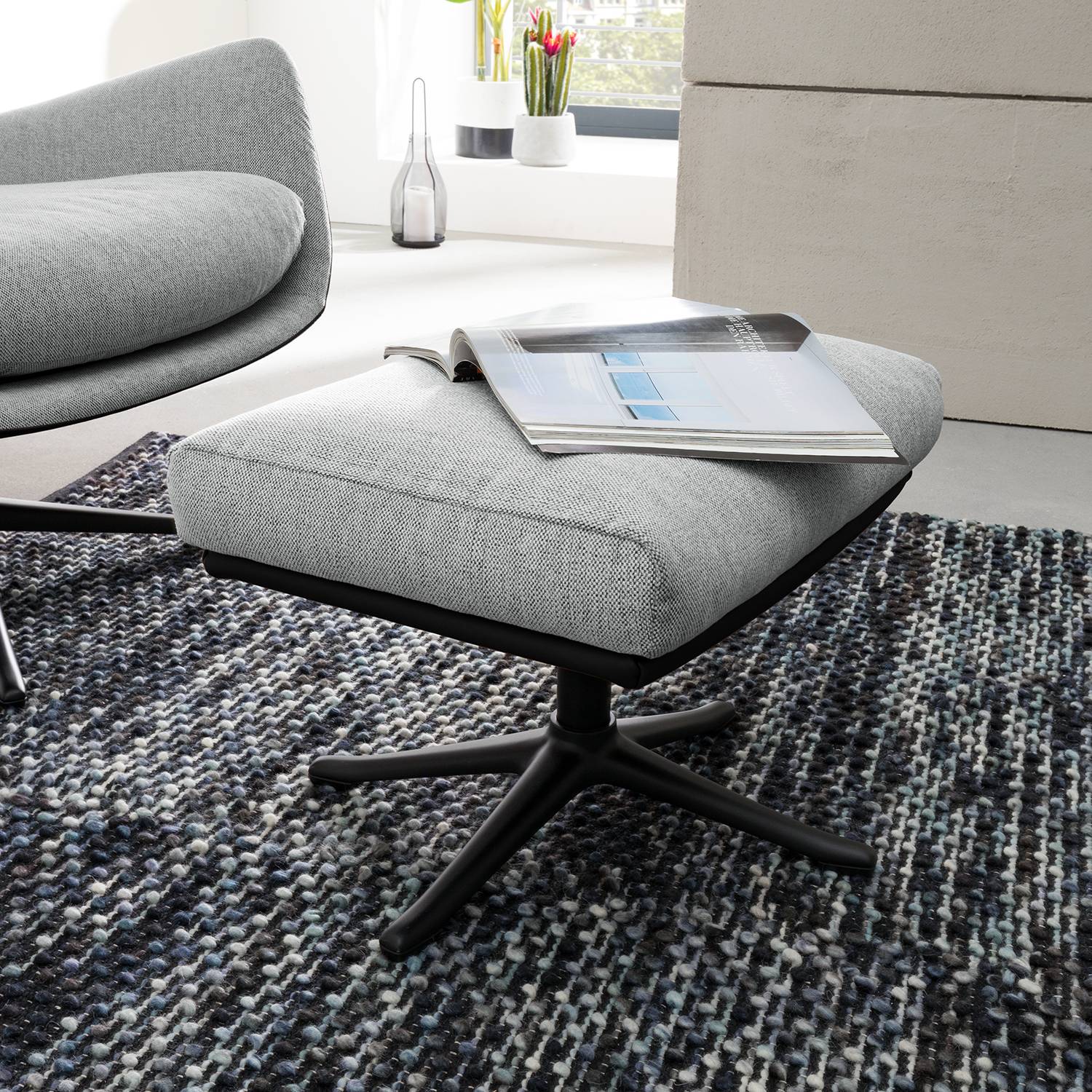 Hocker Hepburn mit Kreuzfuß Hellgrau