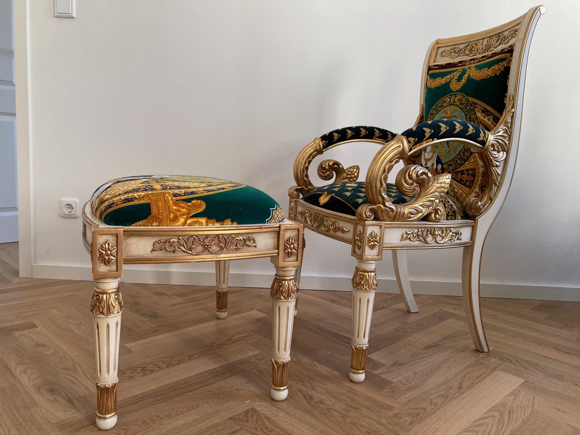 Vanitas Armlehnsessel mit Fußhocker