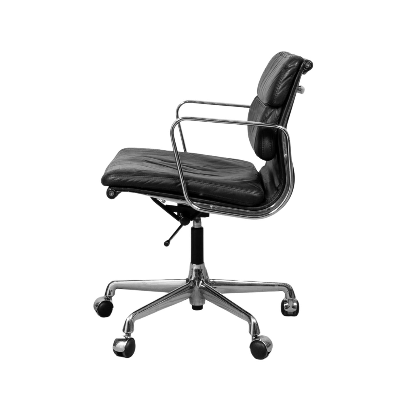 Eames EA217 Aluminium Chair aus schwarzem Leder