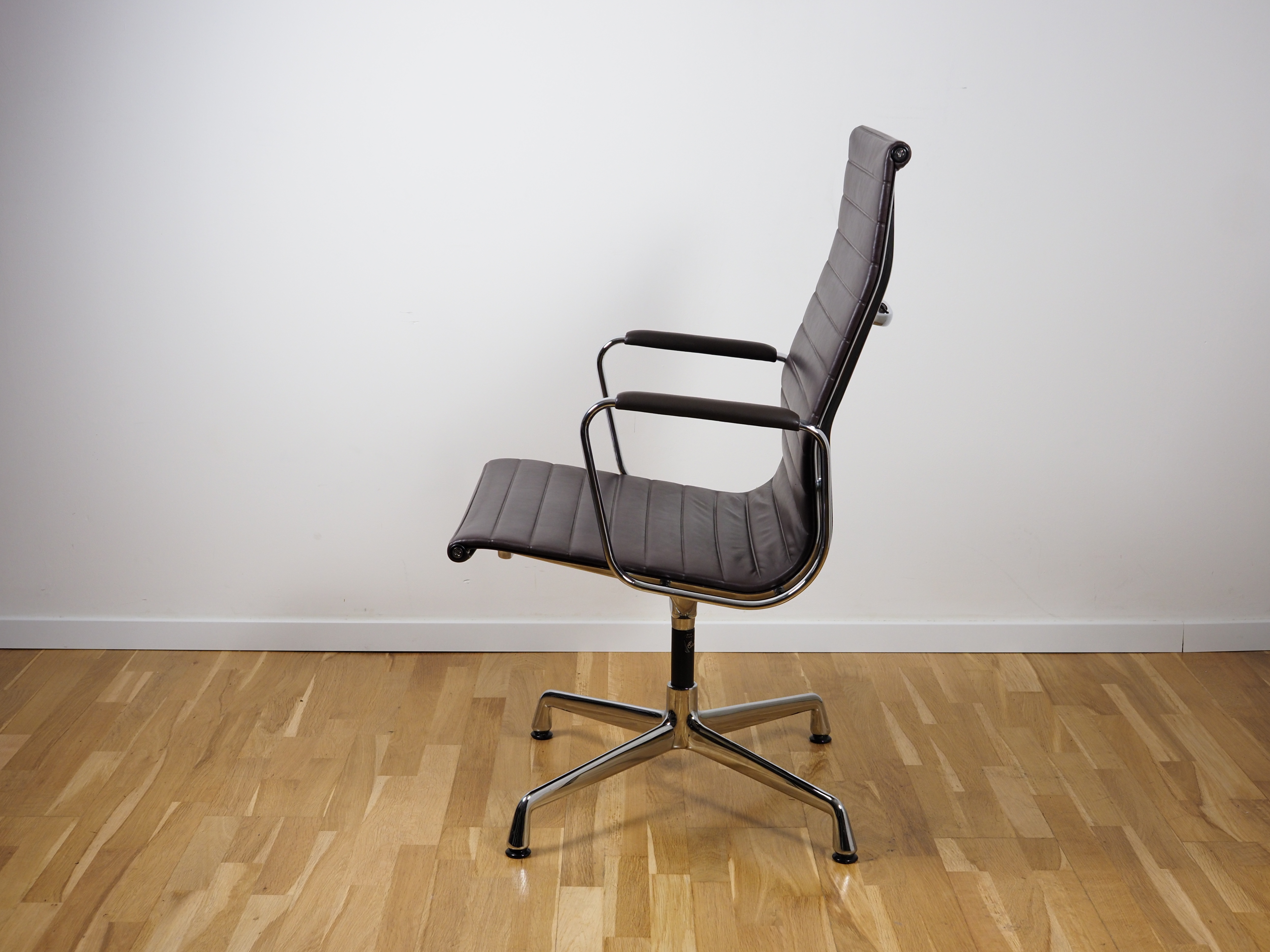 Aluminium Chair EA 112 Drehbar Leder Braun