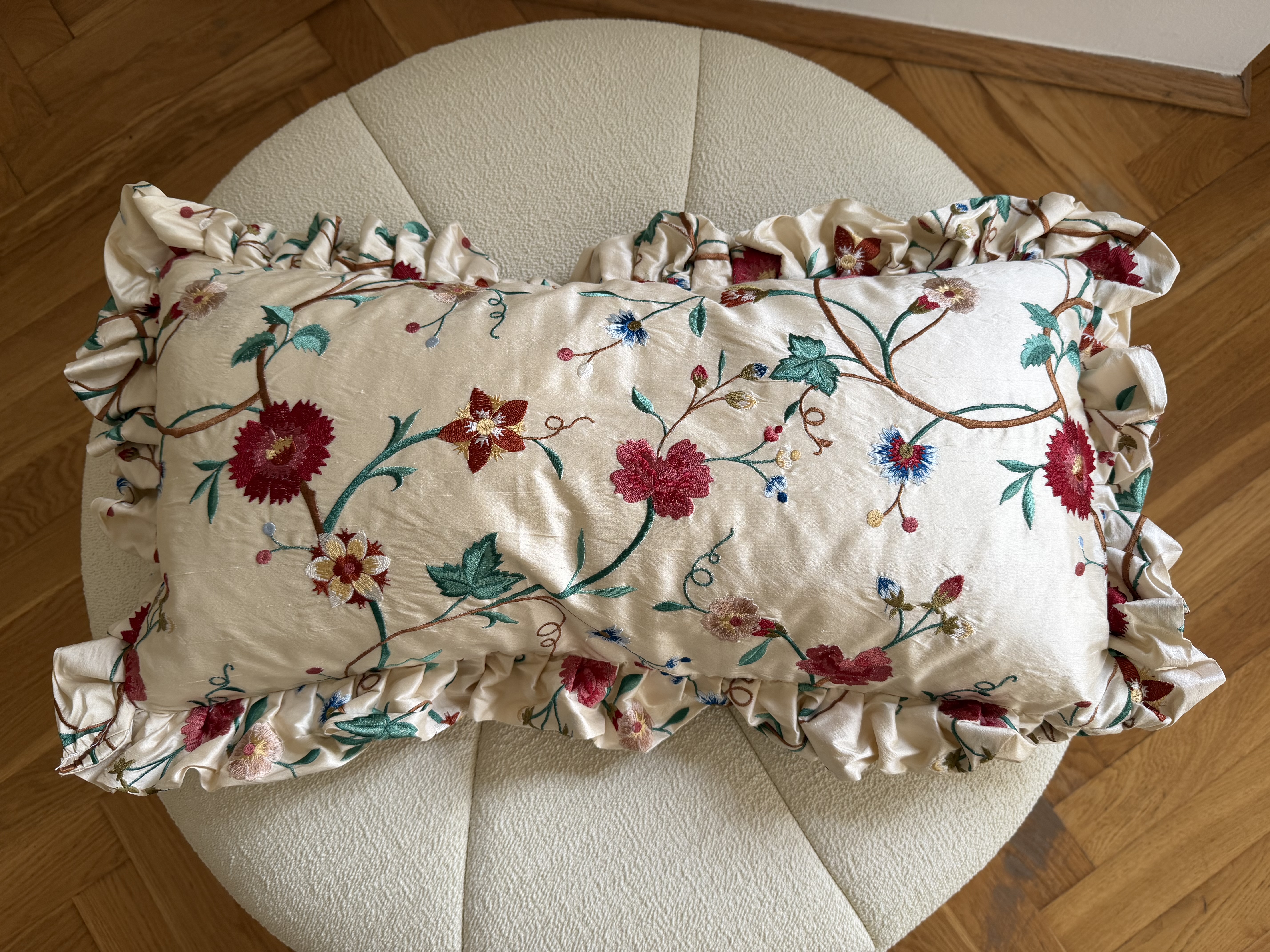 Dekokissen Seide Creme Blumenstickerei