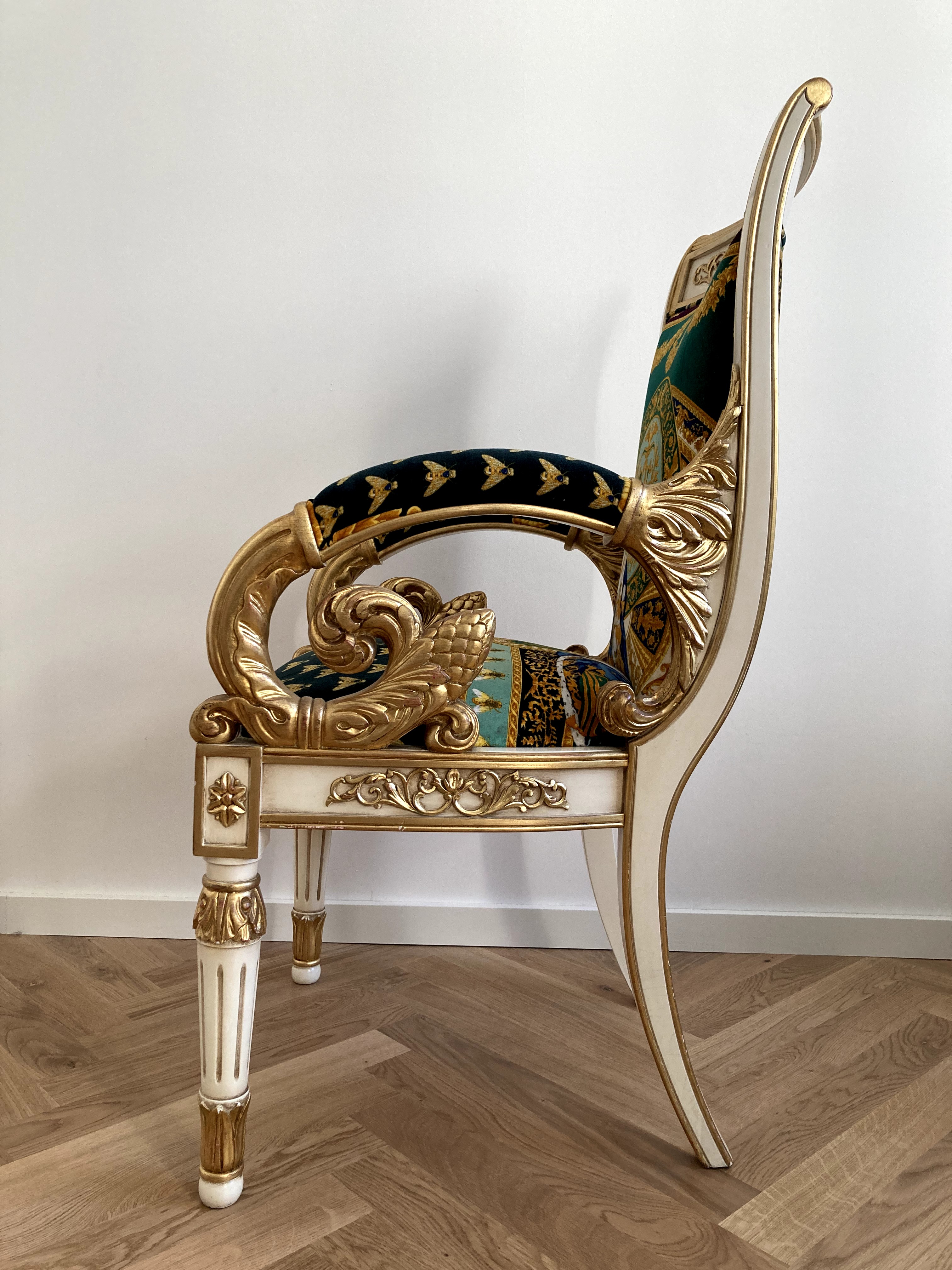 Vanitas Armlehnsessel mit Fußhocker