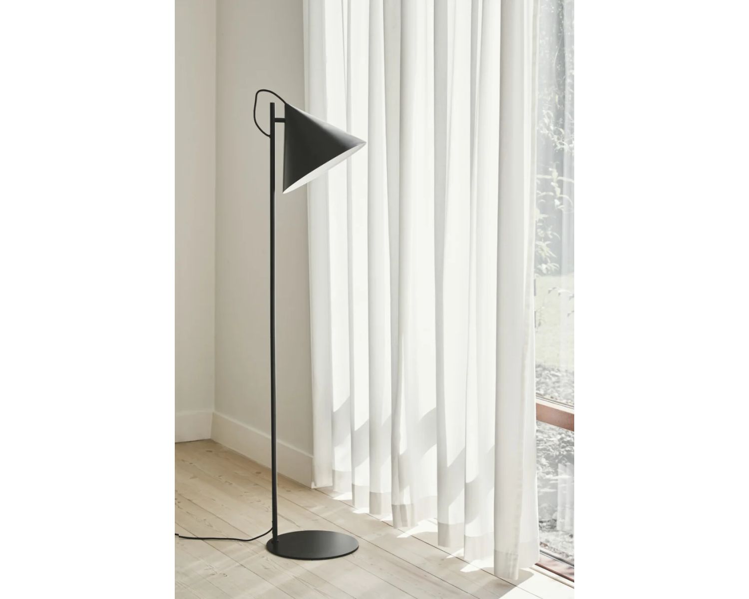 Benjamin Floor Lamp Black