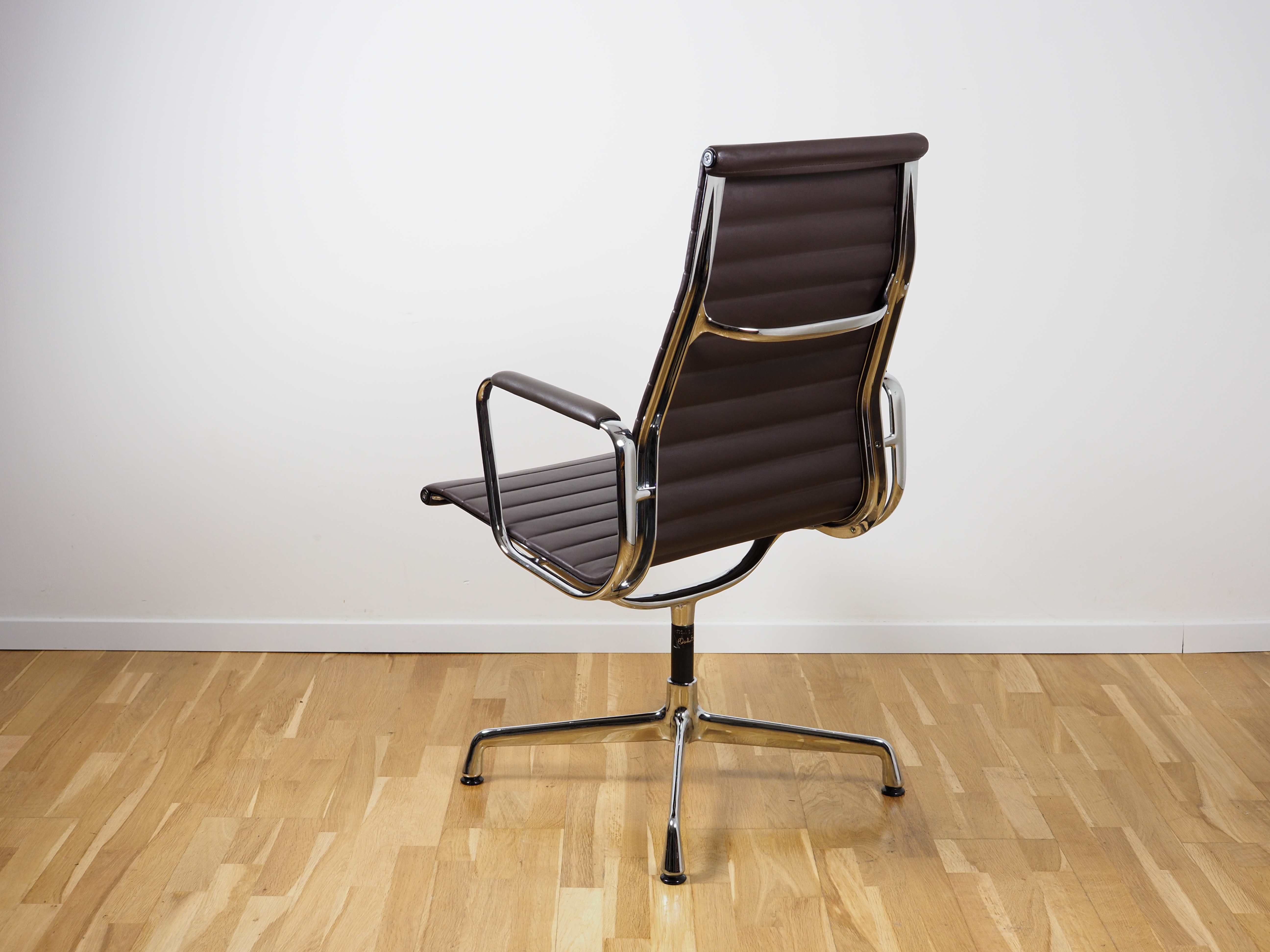 Aluminium Chair EA 112 Drehbar Leder Braun