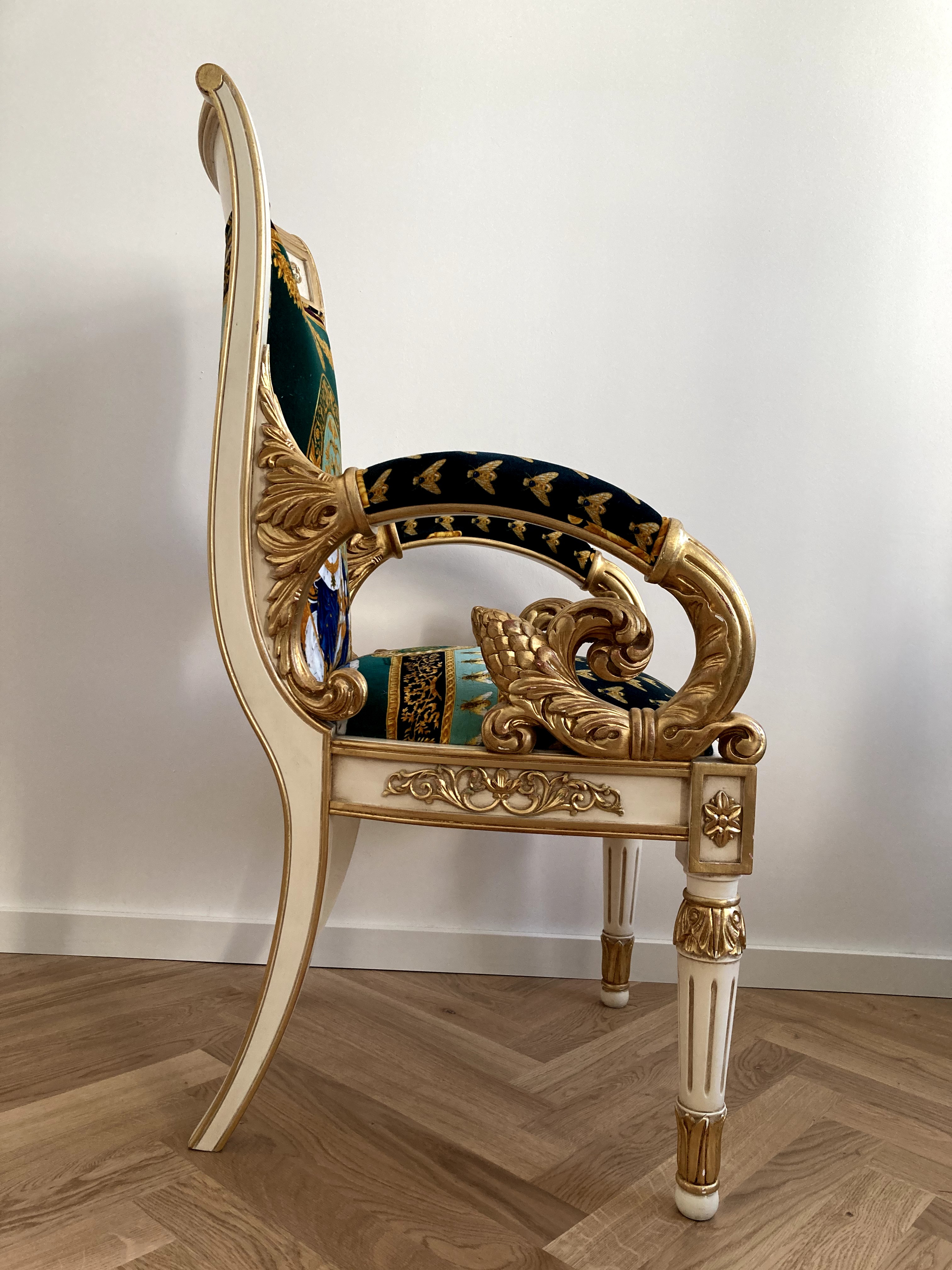 Vanitas Armlehnsessel mit Fußhocker