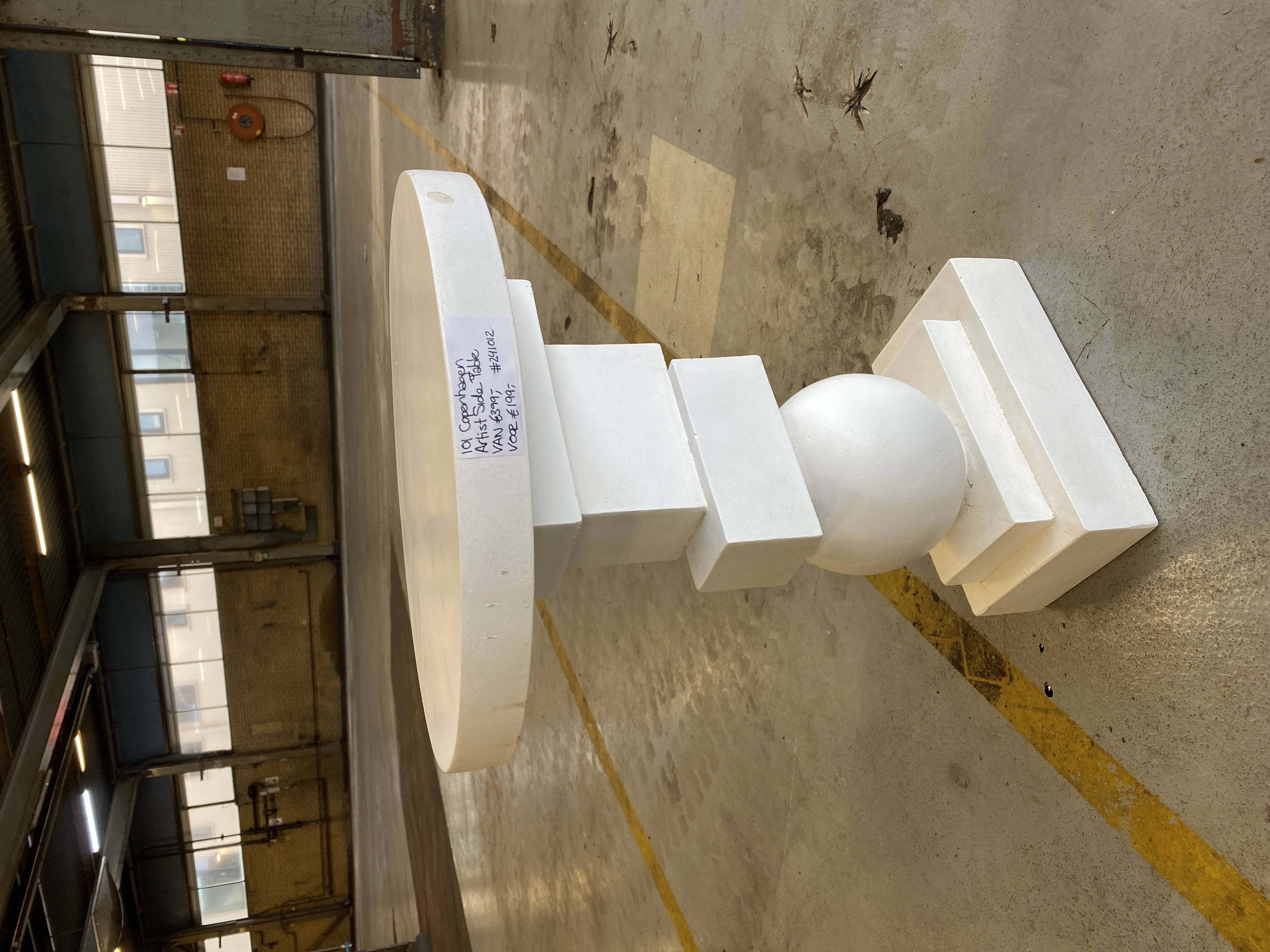 Artist Beistelltisch Faserbeton Knochenweiß