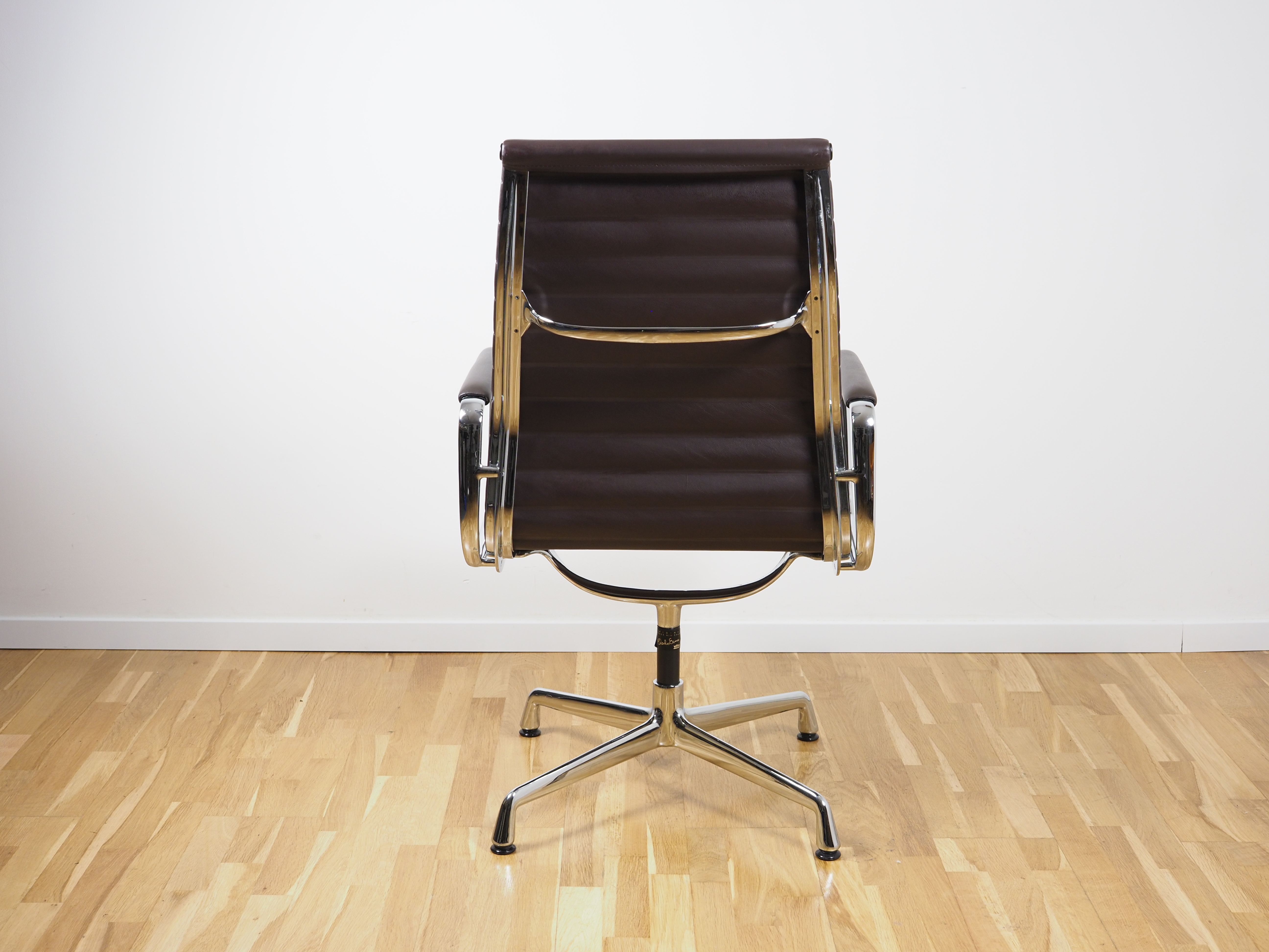 Aluminium Chair EA 112 Drehbar Leder Braun