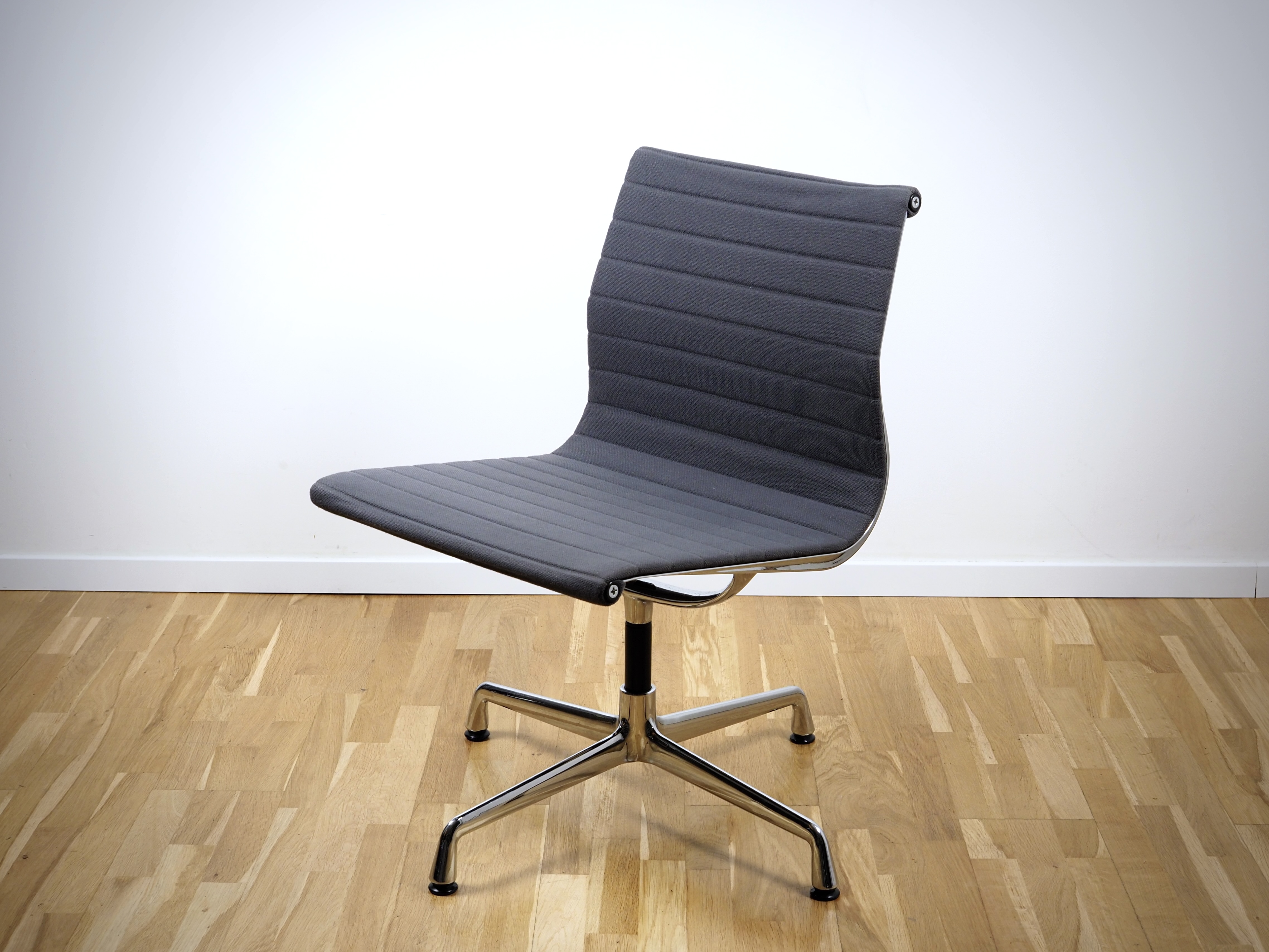 Aluminium Chair EA 106 Swivel Hopsack Grey