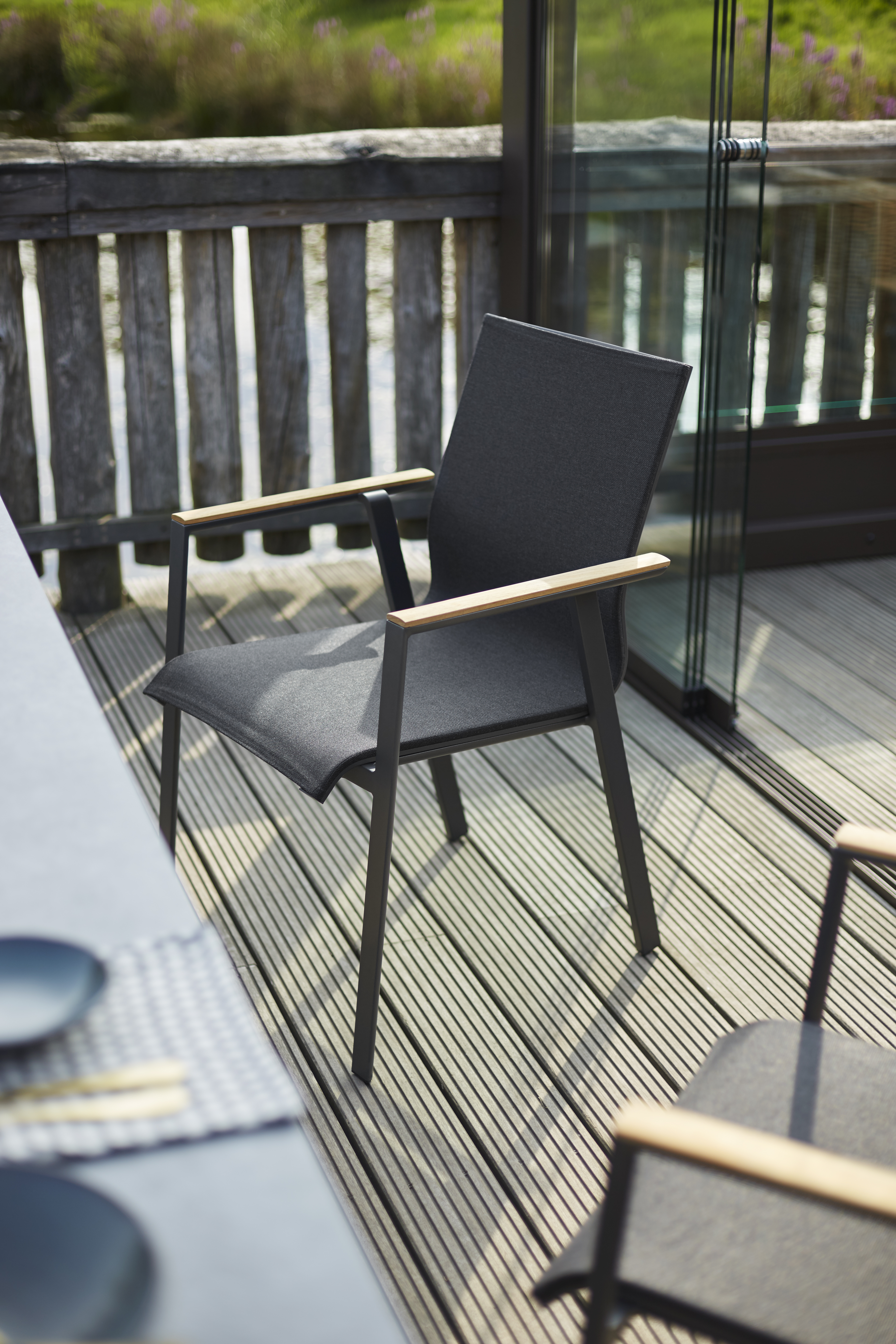 Soul Stuhl Stapelbar Aluminium mit Teak-Armlehne Anthrazit