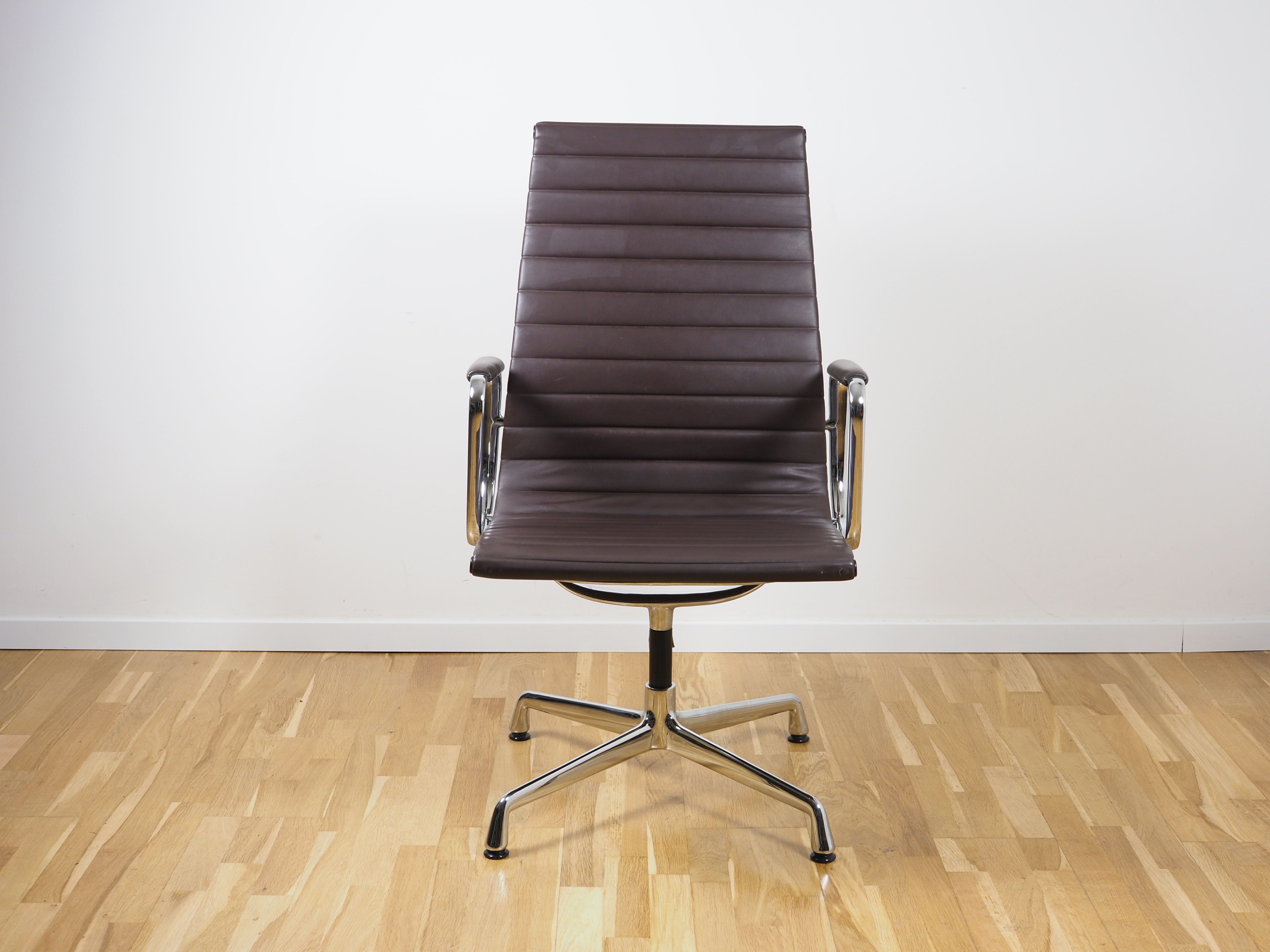 Aluminium Chair EA 112 Drehbar Leder Braun