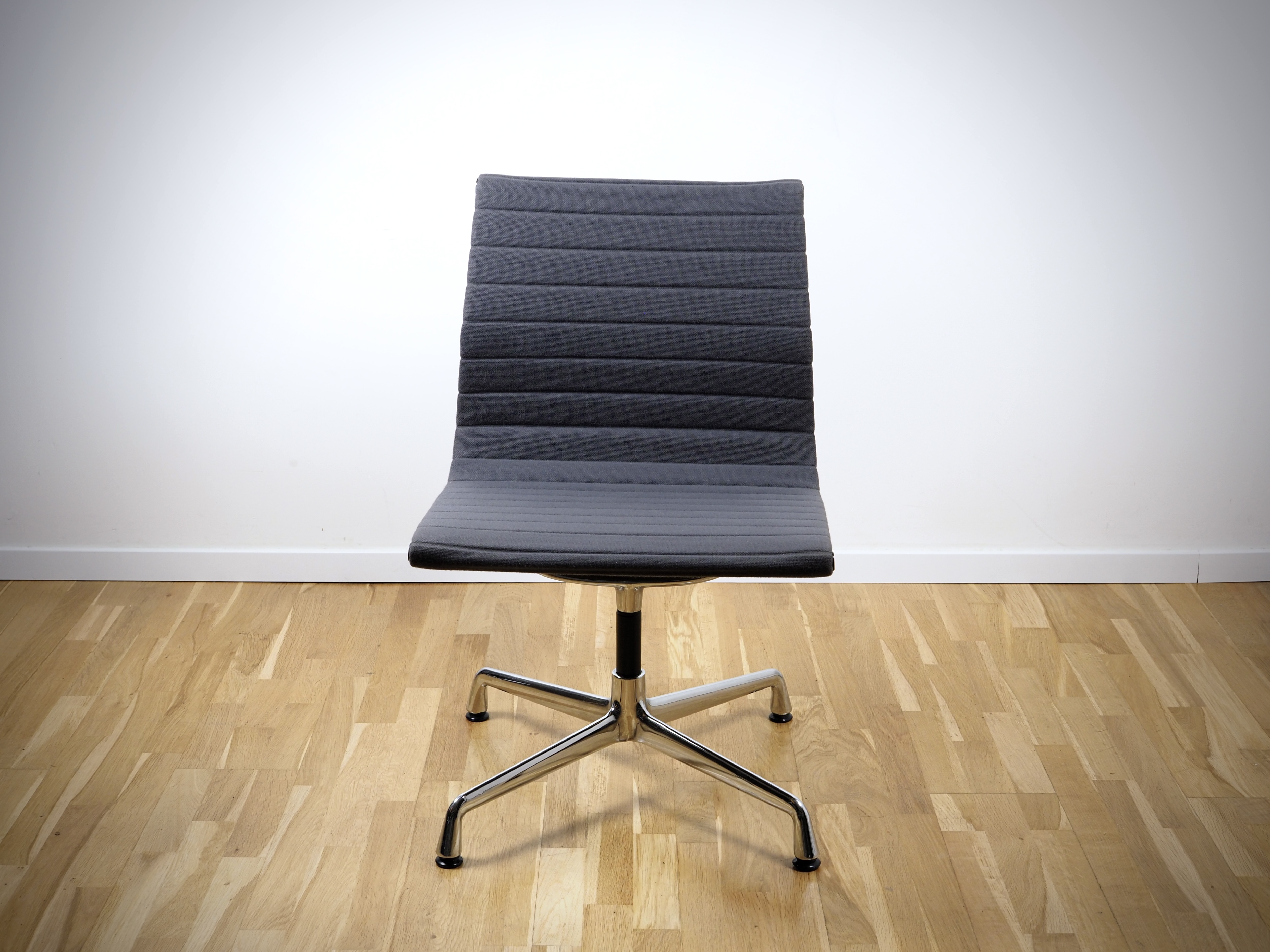 Aluminium Chair EA 106 Drehbar Hopsack Grau