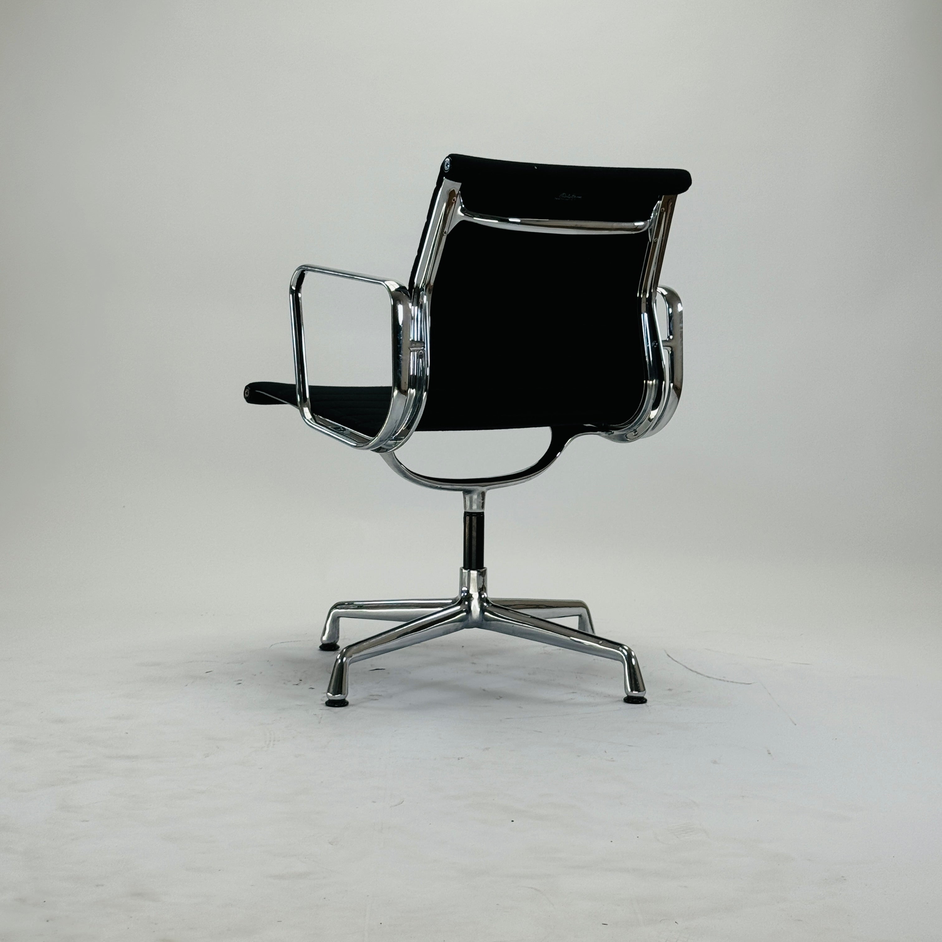 Eames EA 108 Aluminium Chair Schwarz