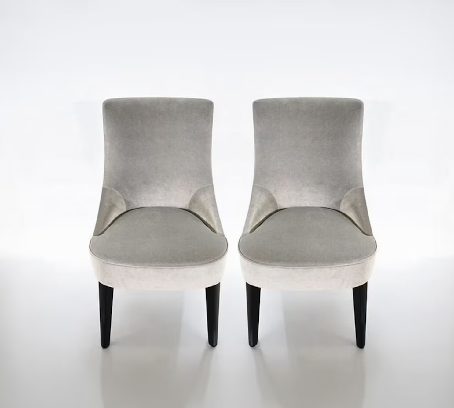 2 Esszimmerstühle aus Holz mit Silbergrauer Samtpolsterung