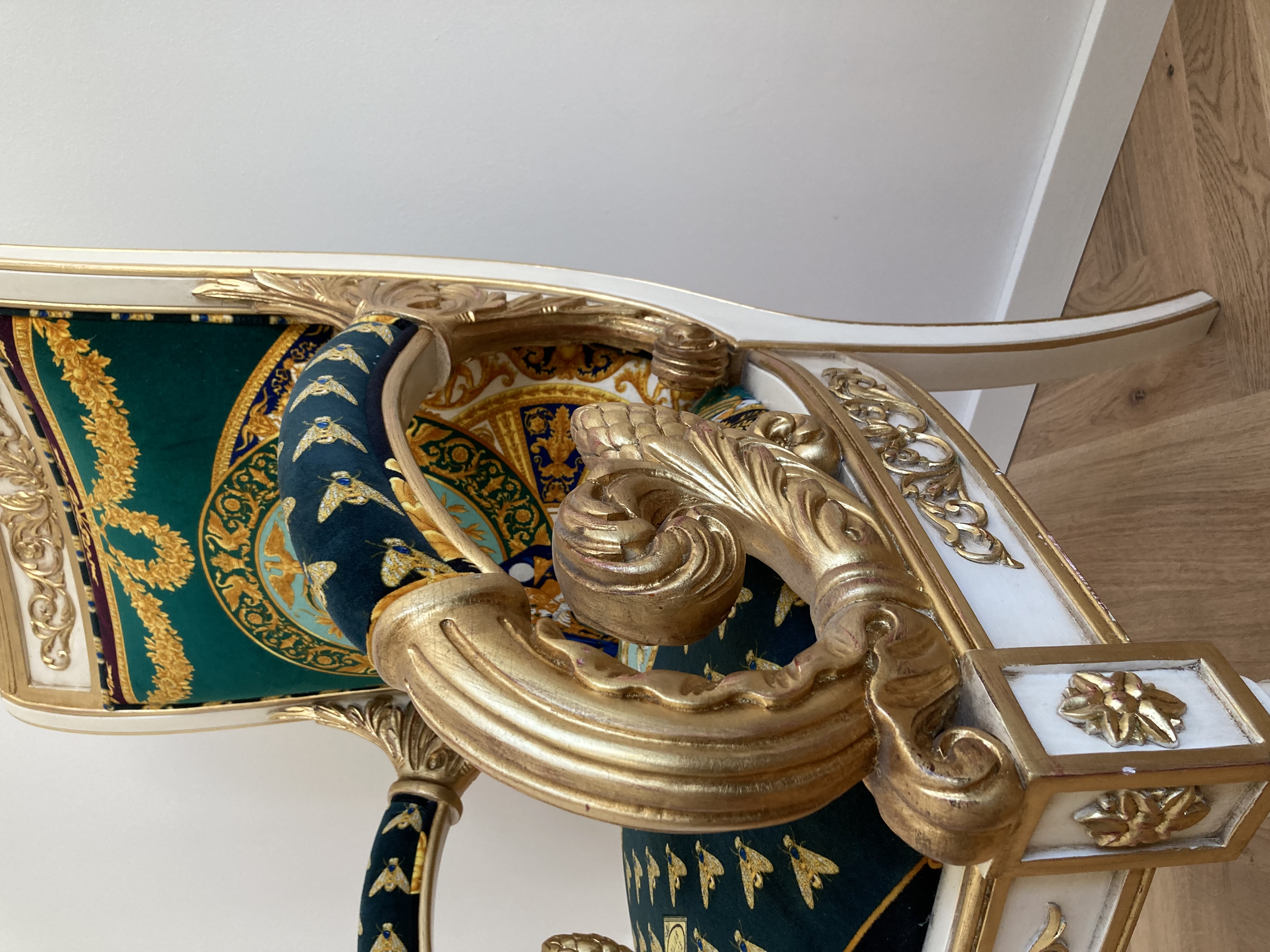 Vanitas Armlehnsessel mit Fußhocker