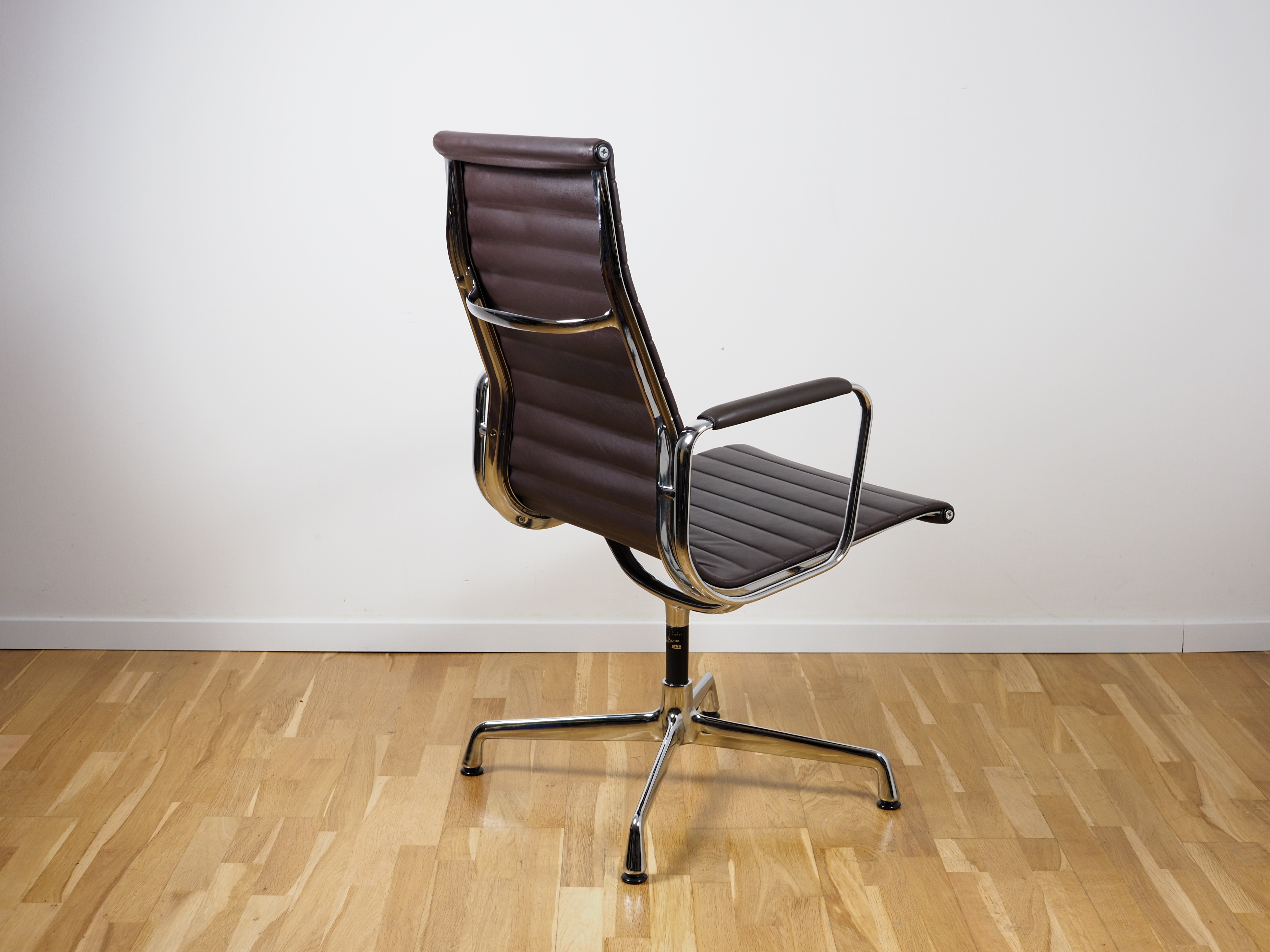 Aluminium Chair EA 112 Drehbar Leder Braun