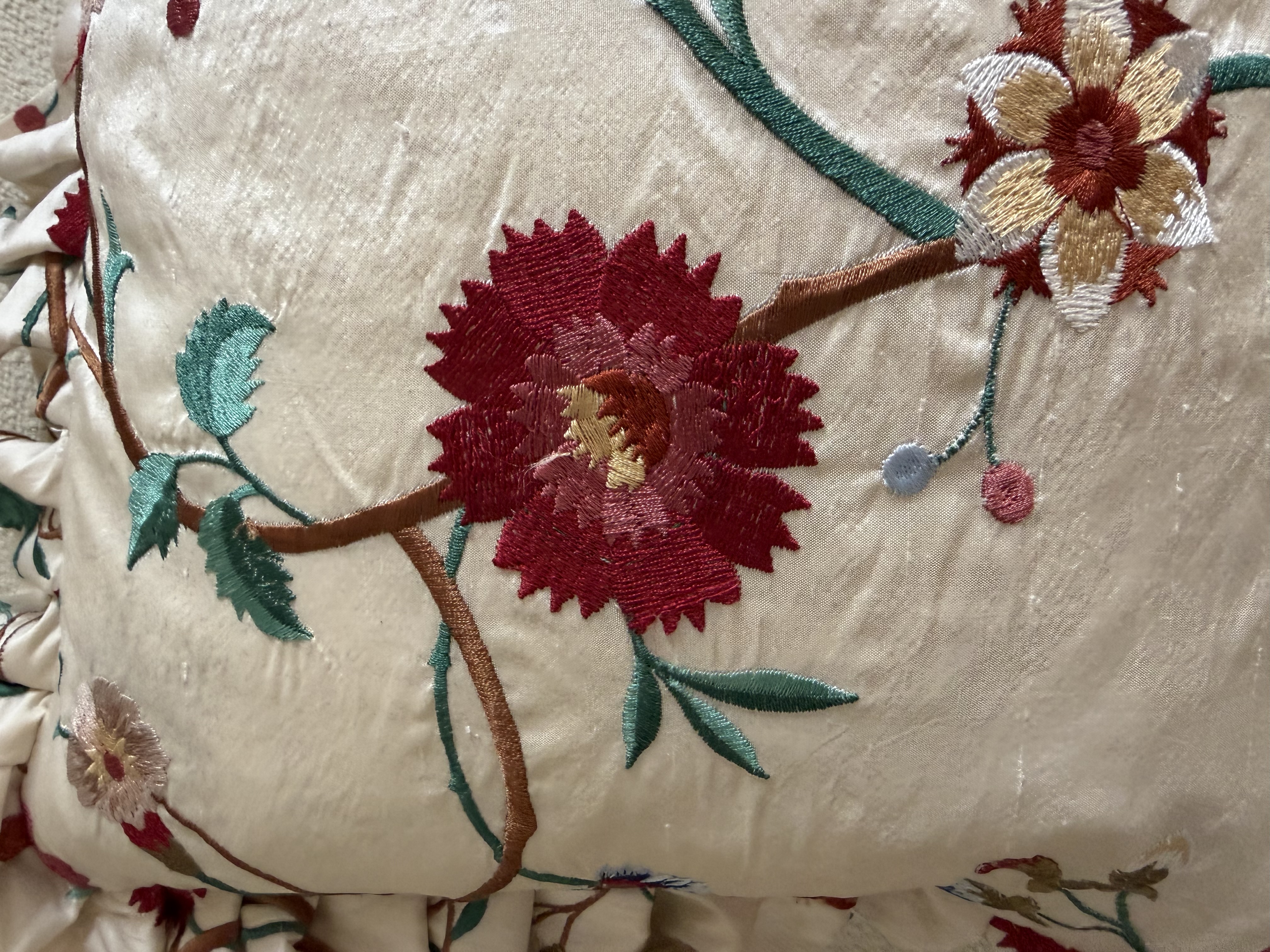 Dekokissen Seide Creme Blumenstickerei