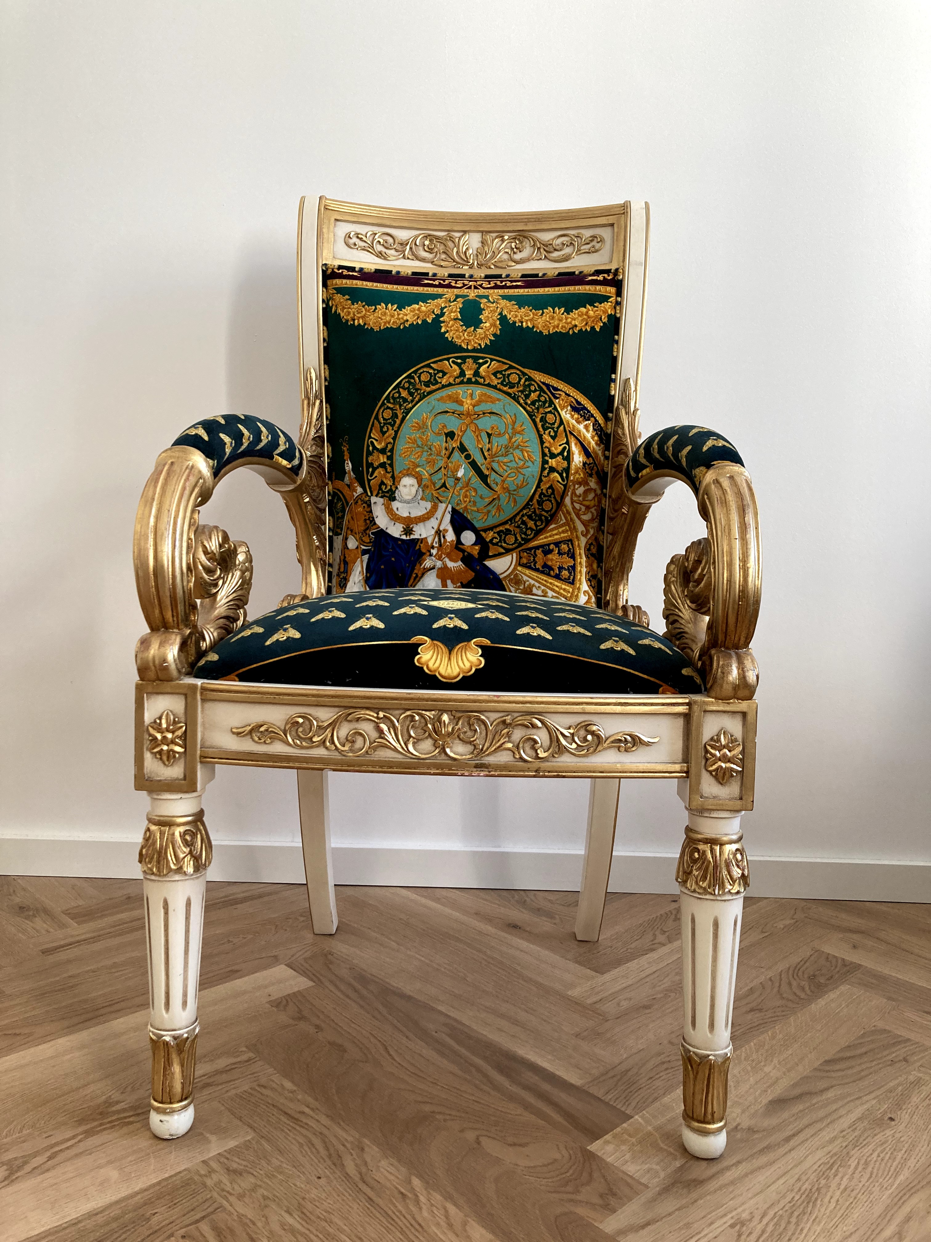 Vanitas Armlehnsessel mit Fußhocker