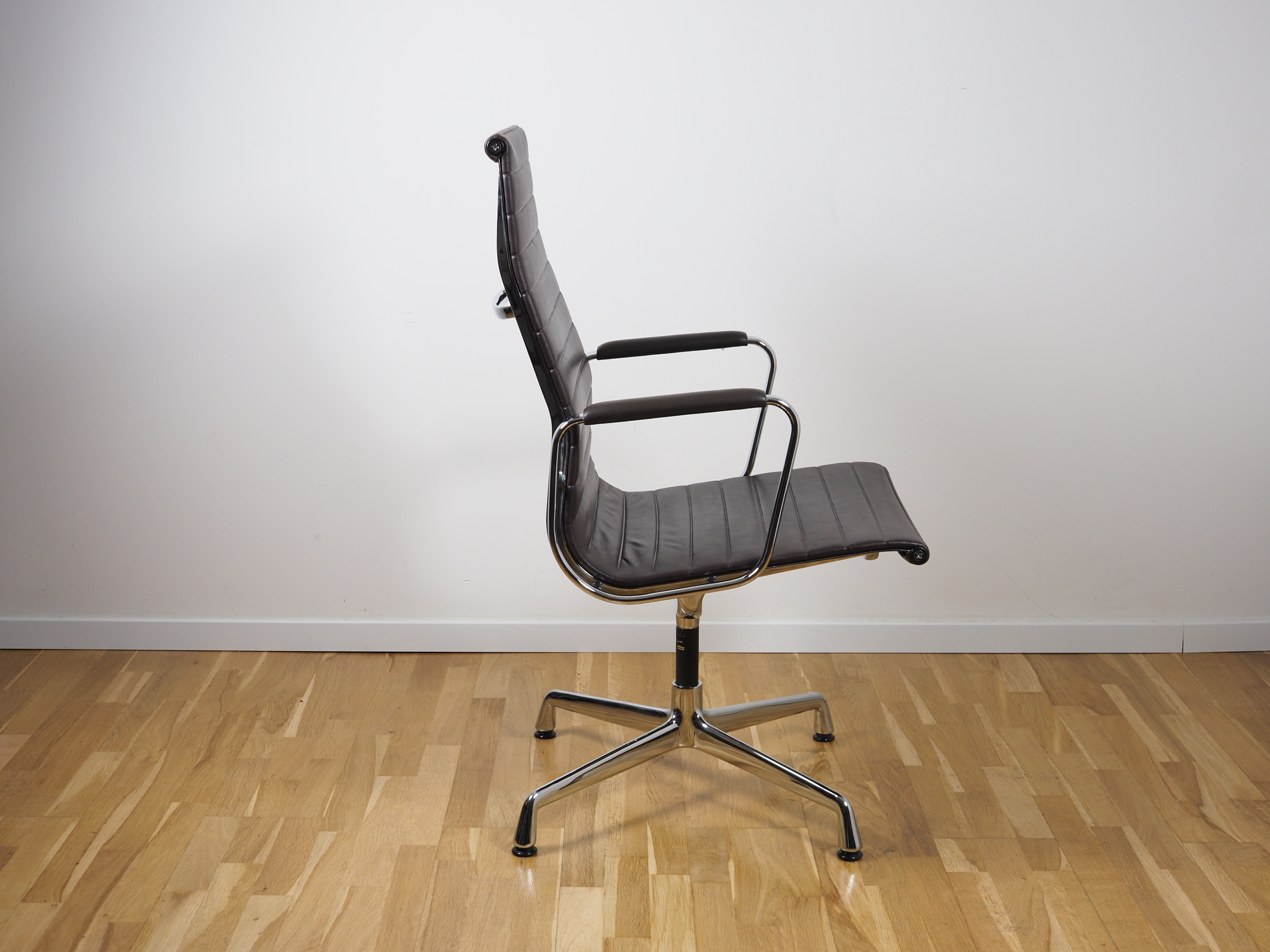 Aluminium Chair EA 112 Drehbar Leder Braun