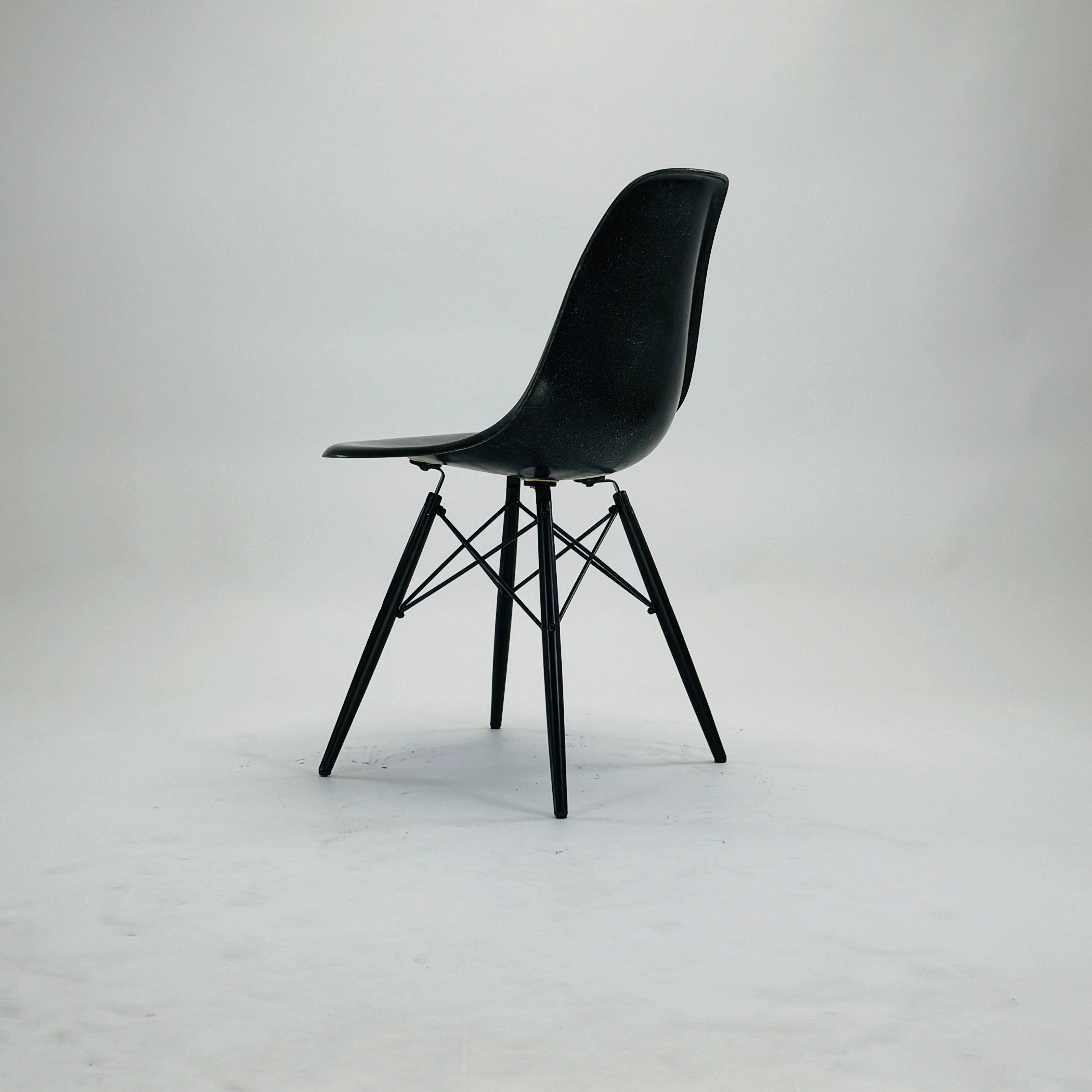 DSW Chair Fiberglas Schwarz