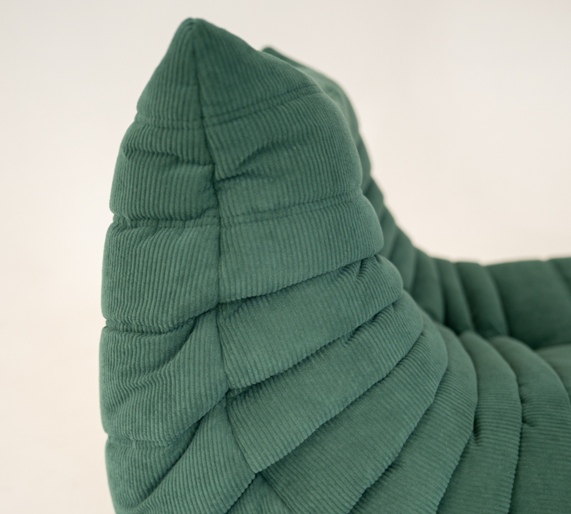 Poltrona Togo in velluto a coste verde salvia