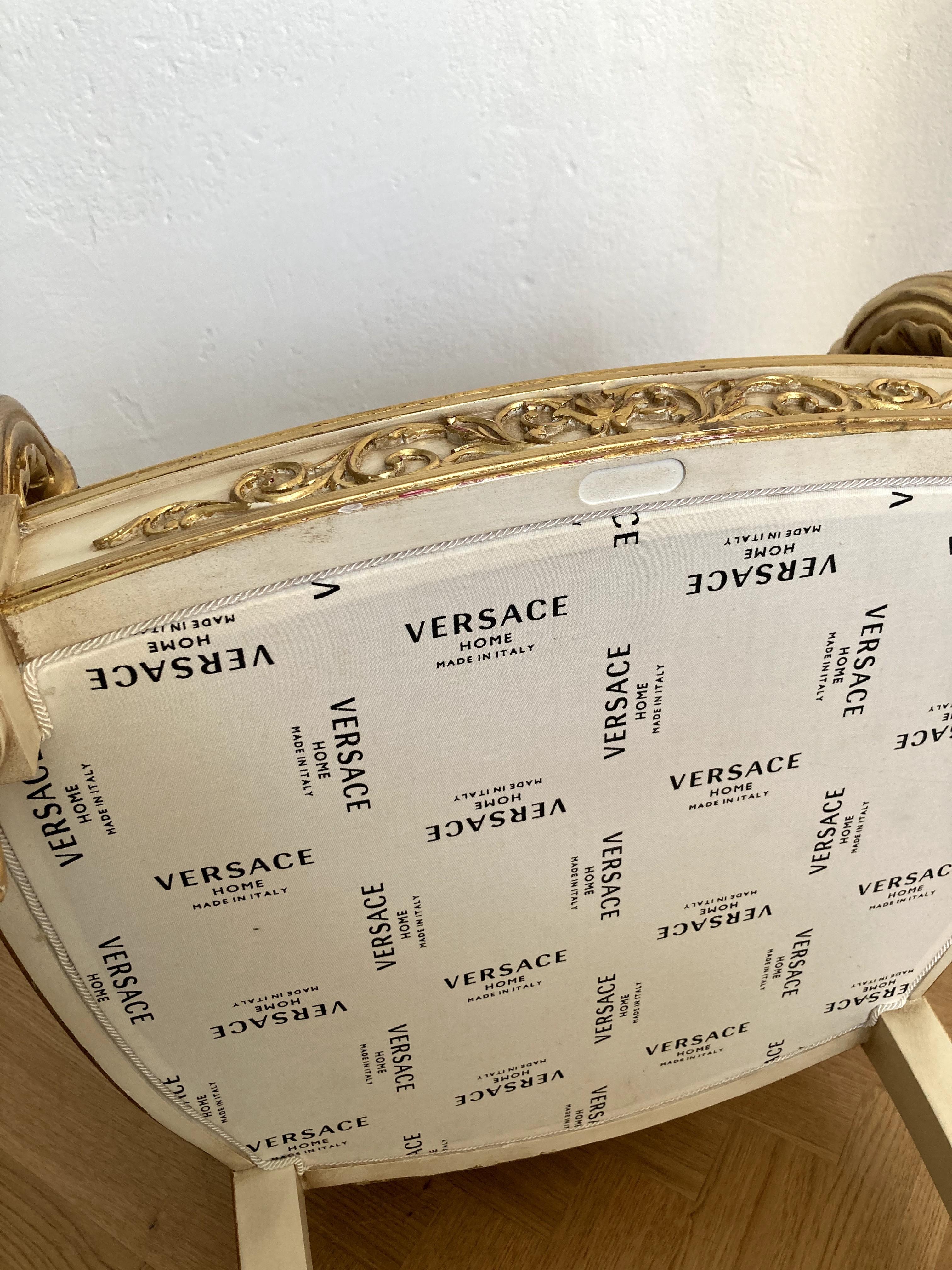 Vanitas Armlehnsessel mit Fußhocker