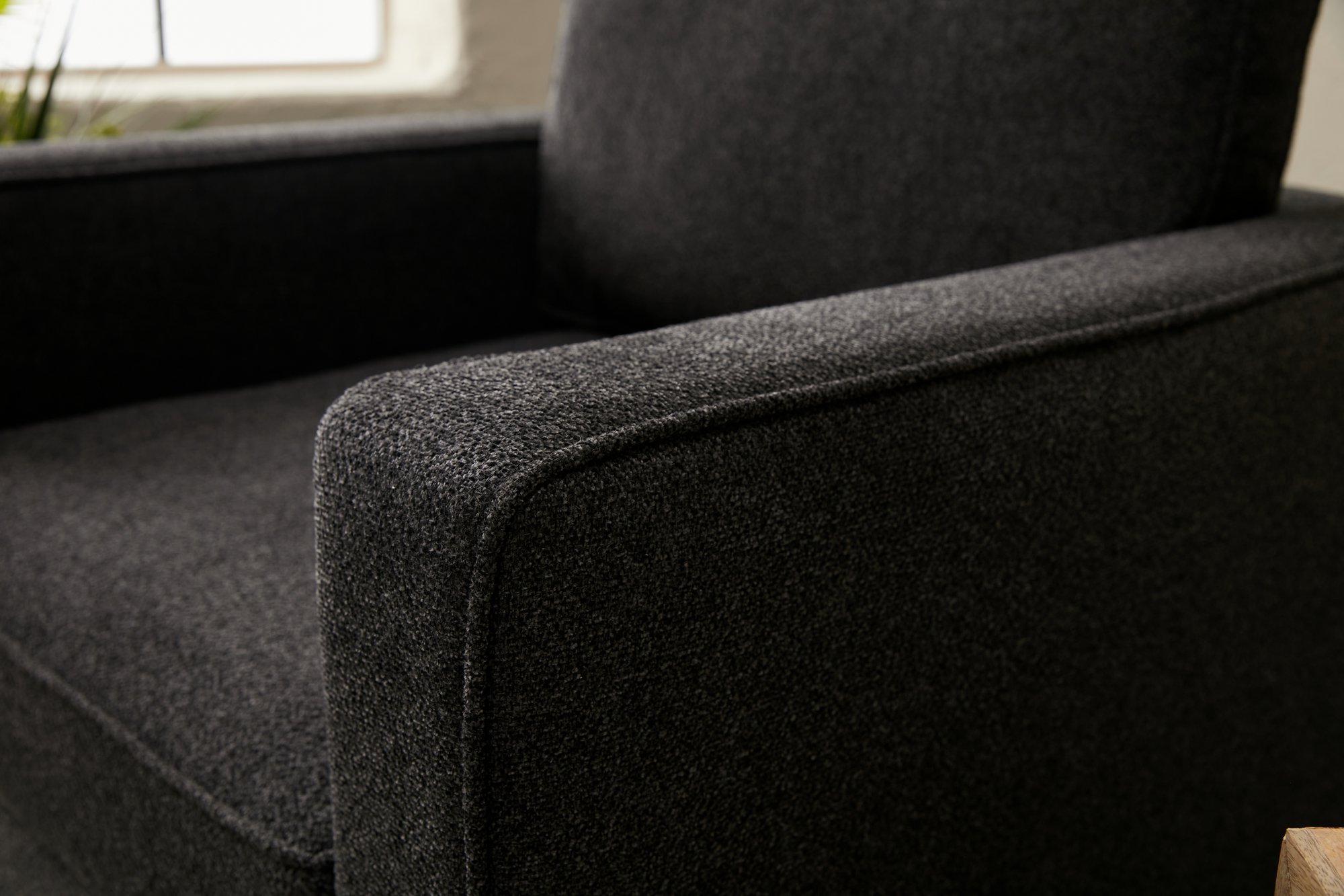 Lima armchair anthracite with black legs