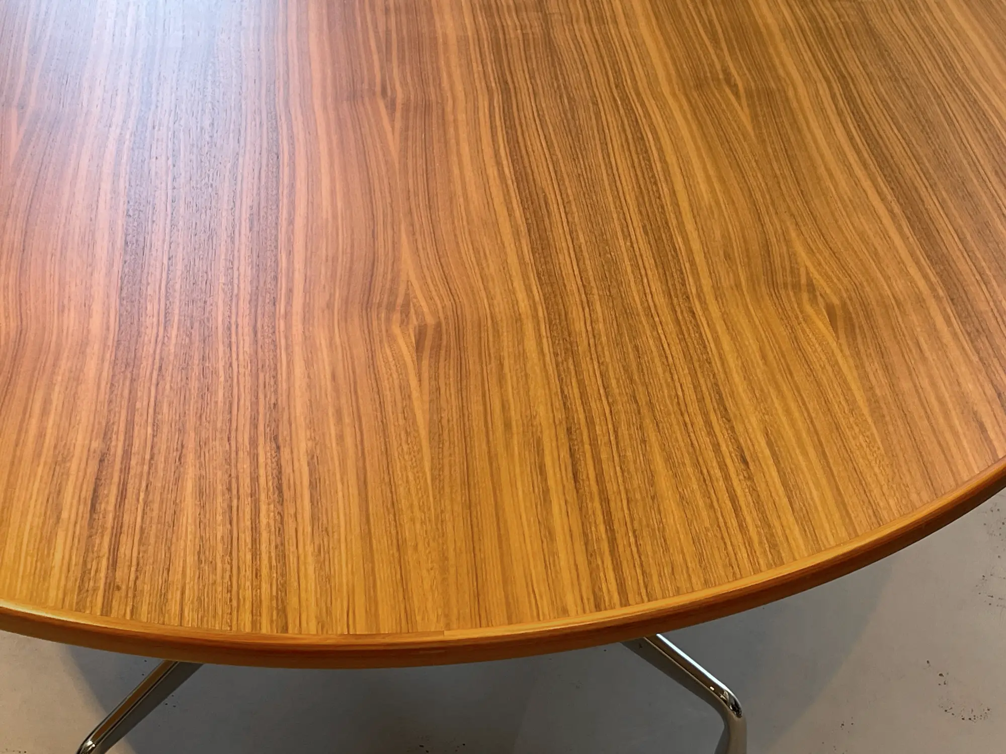 Eames Segmented Table Tisch Nussbaumholz Aluminium Braun