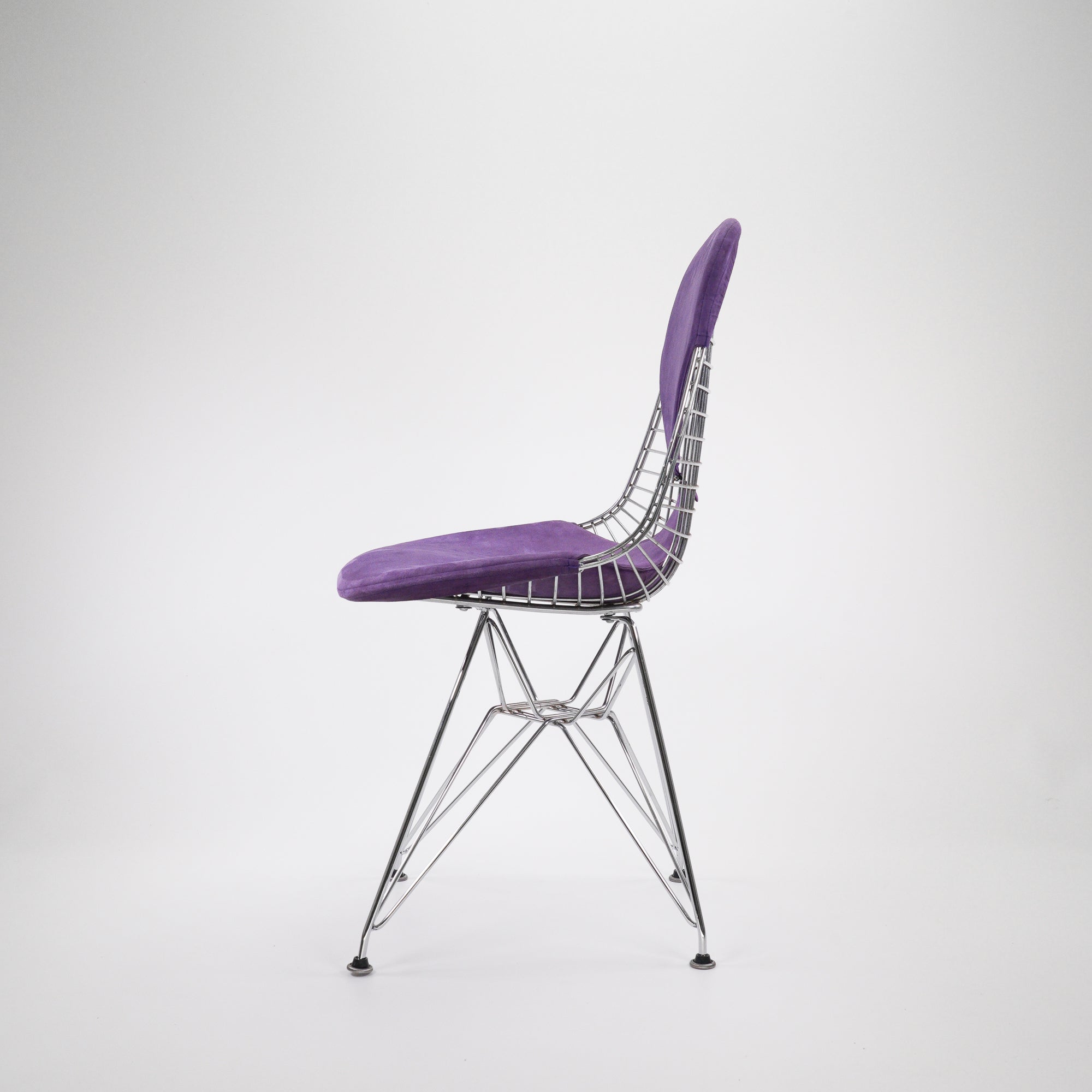 Vitra Wire Chair mit Polster Wildleder Lila