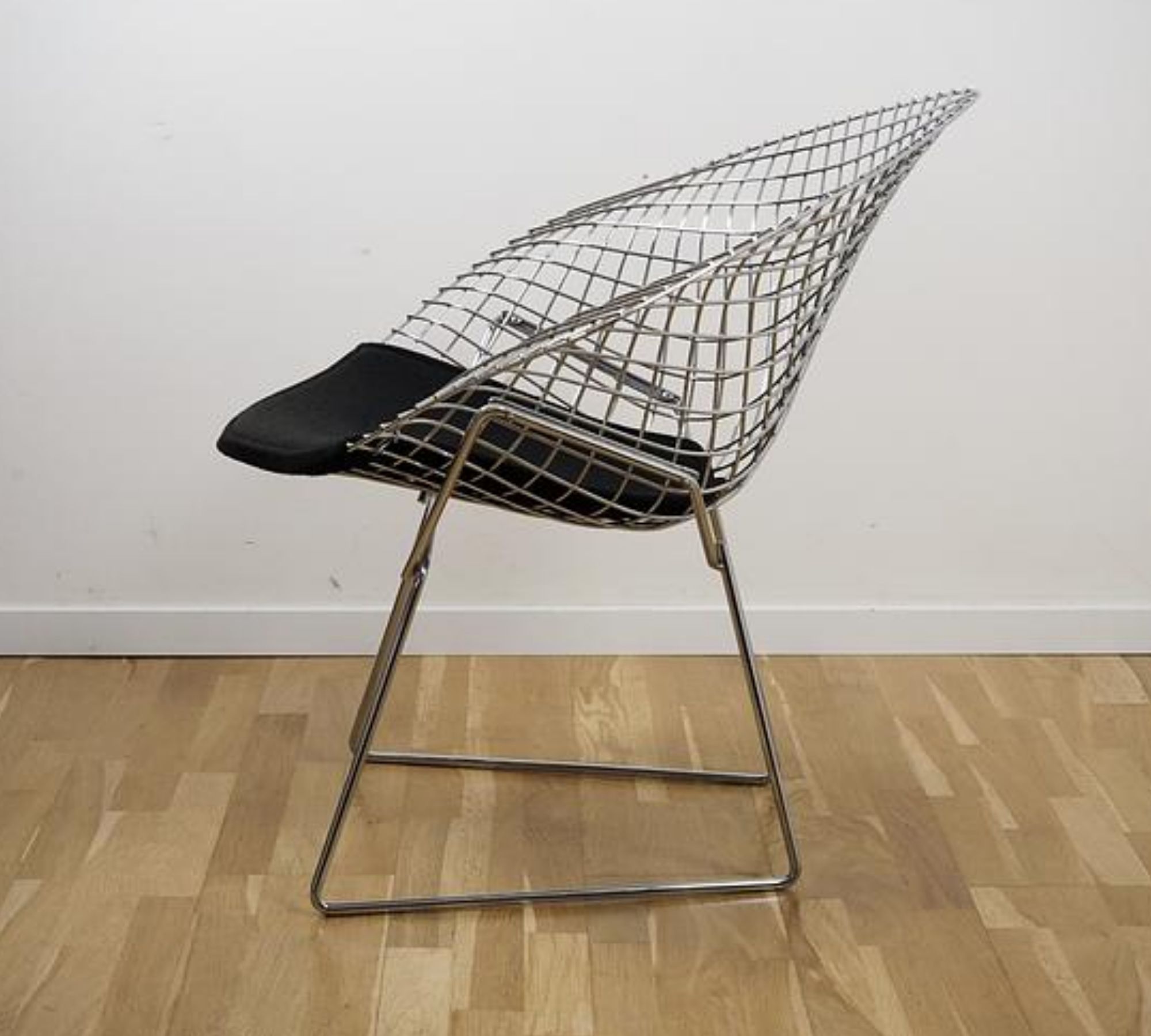 Bertoia Diamond Chair Silber mit schwarzem Kissen