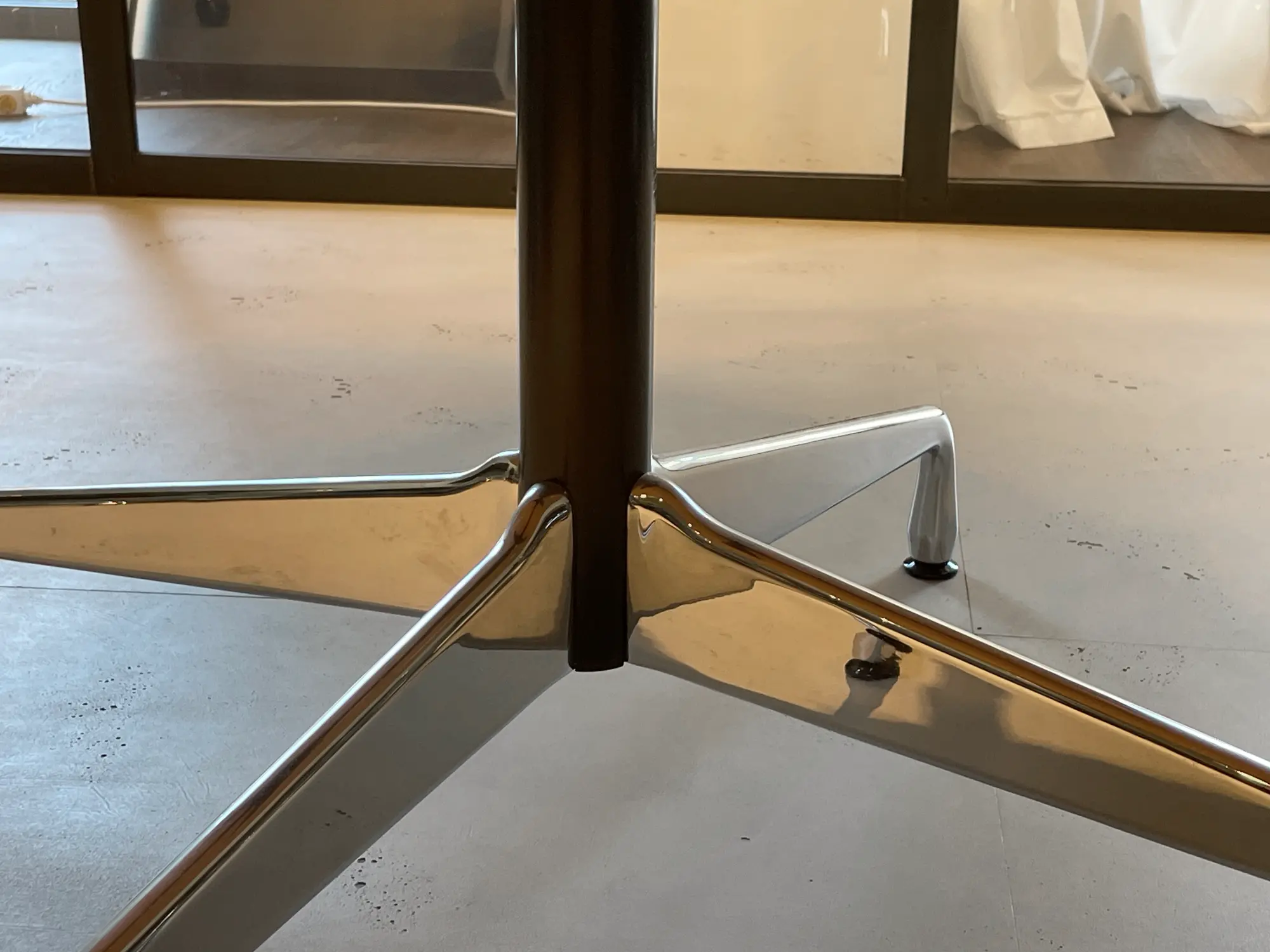 Eames Segmented Table Tisch Nussbaumholz Aluminium Braun