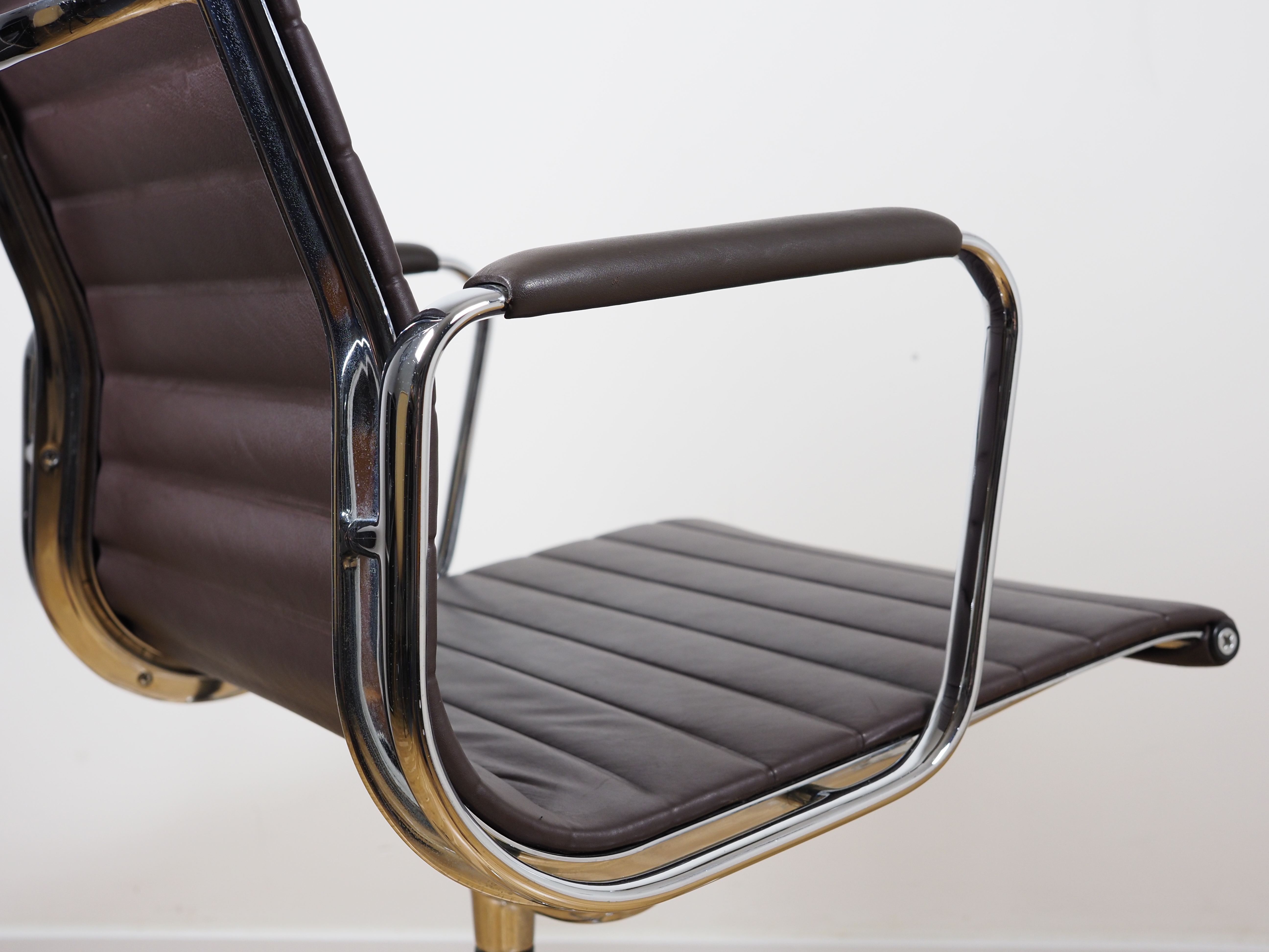 Aluminium Chair EA 112 Drehbar Leder Braun