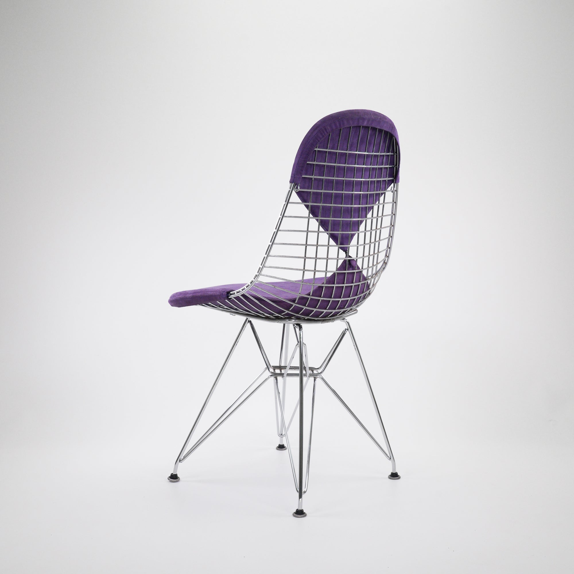 Vitra Wire Chair mit Polster Wildleder Lila