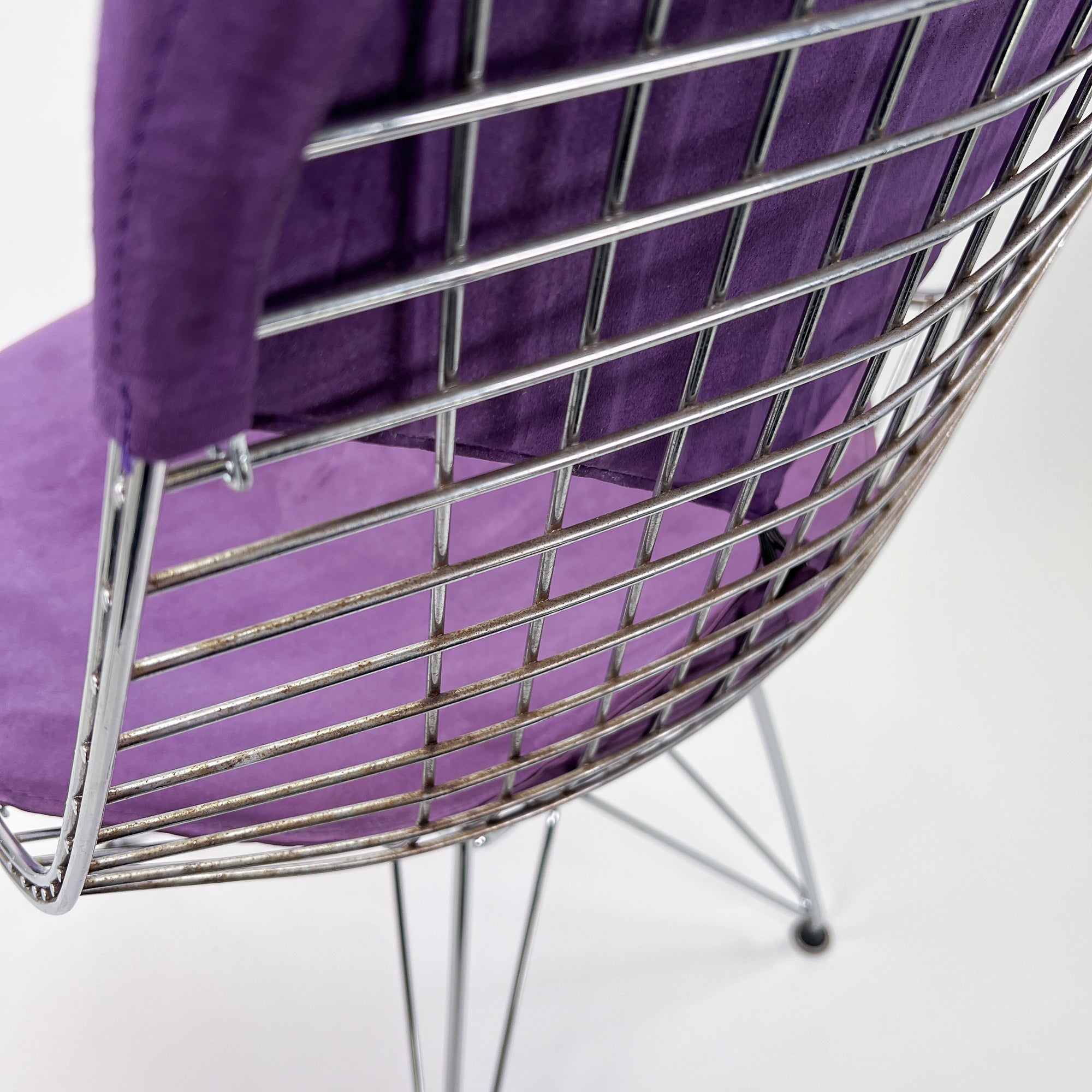 Vitra Wire Chair mit Polster Wildleder Lila