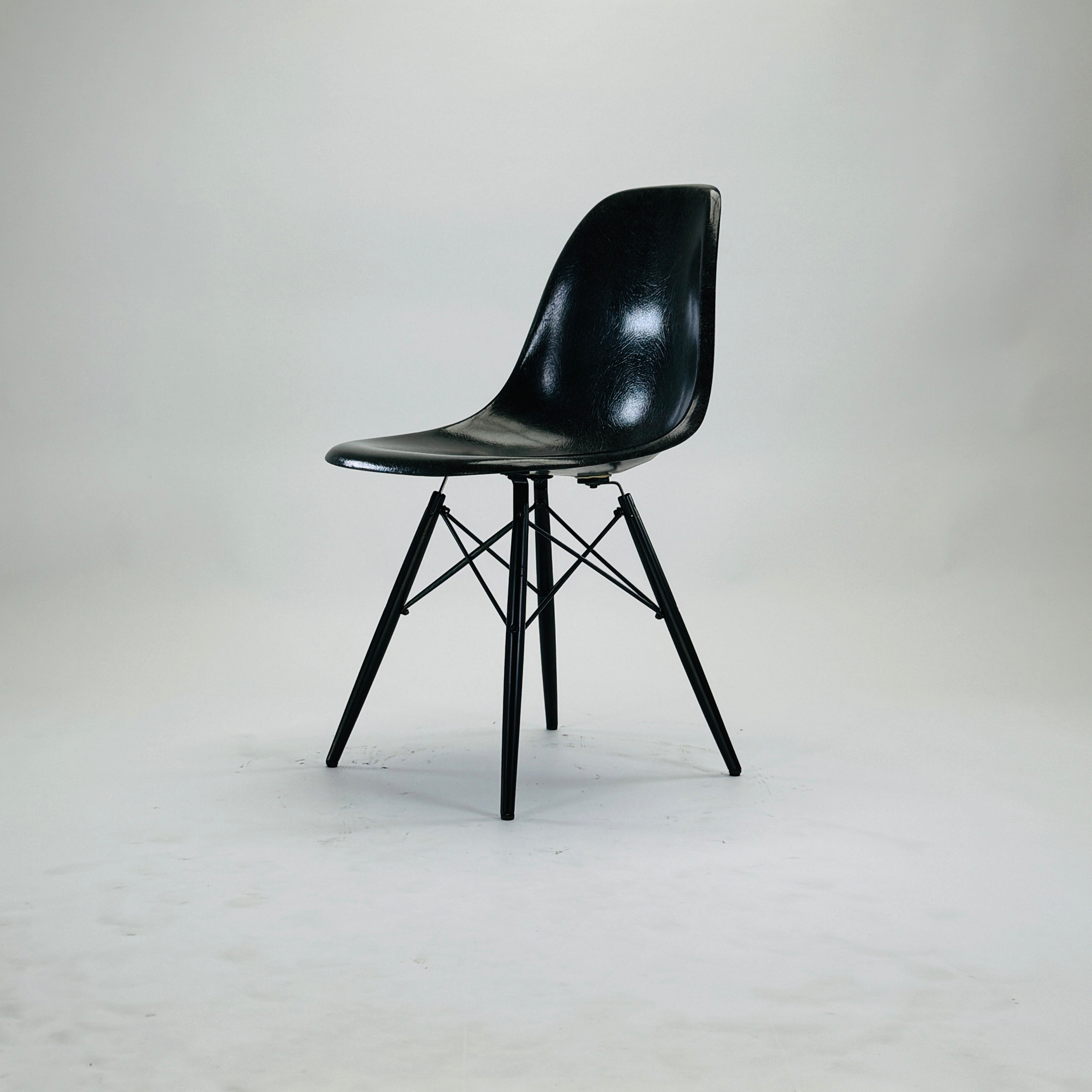 DSW Chair Fiberglas Schwarz